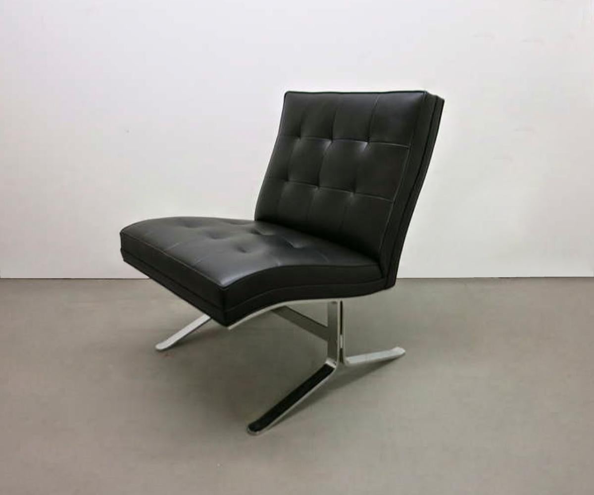 Late 20th Century Pair of Leather and Steel Lounge Chairs by Mobilier International, France, 1970s For Sale