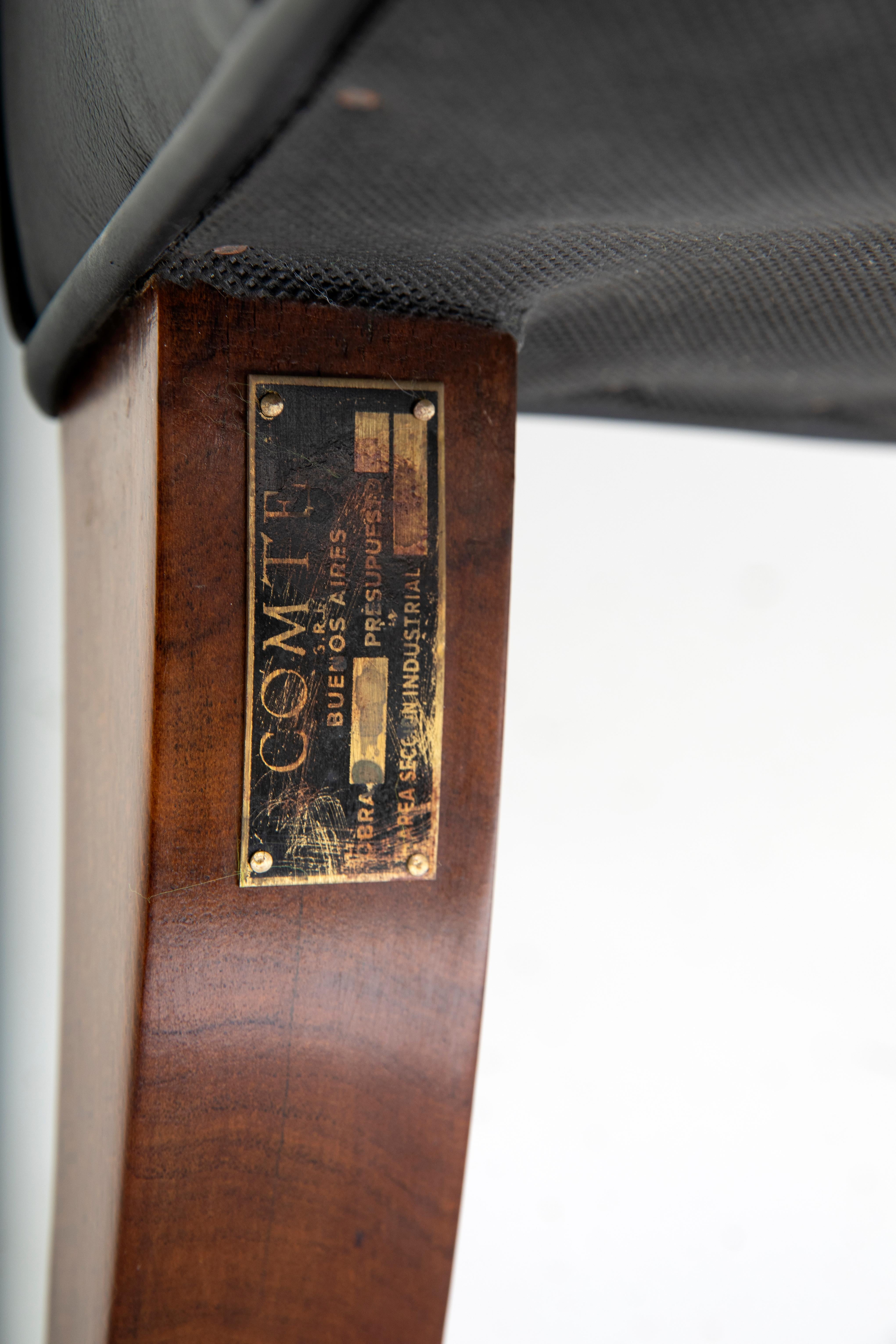 Coppia di poltrone in pelle e legno di Comte, Argentina, Buenos Aires, circa 1940 in vendita 4