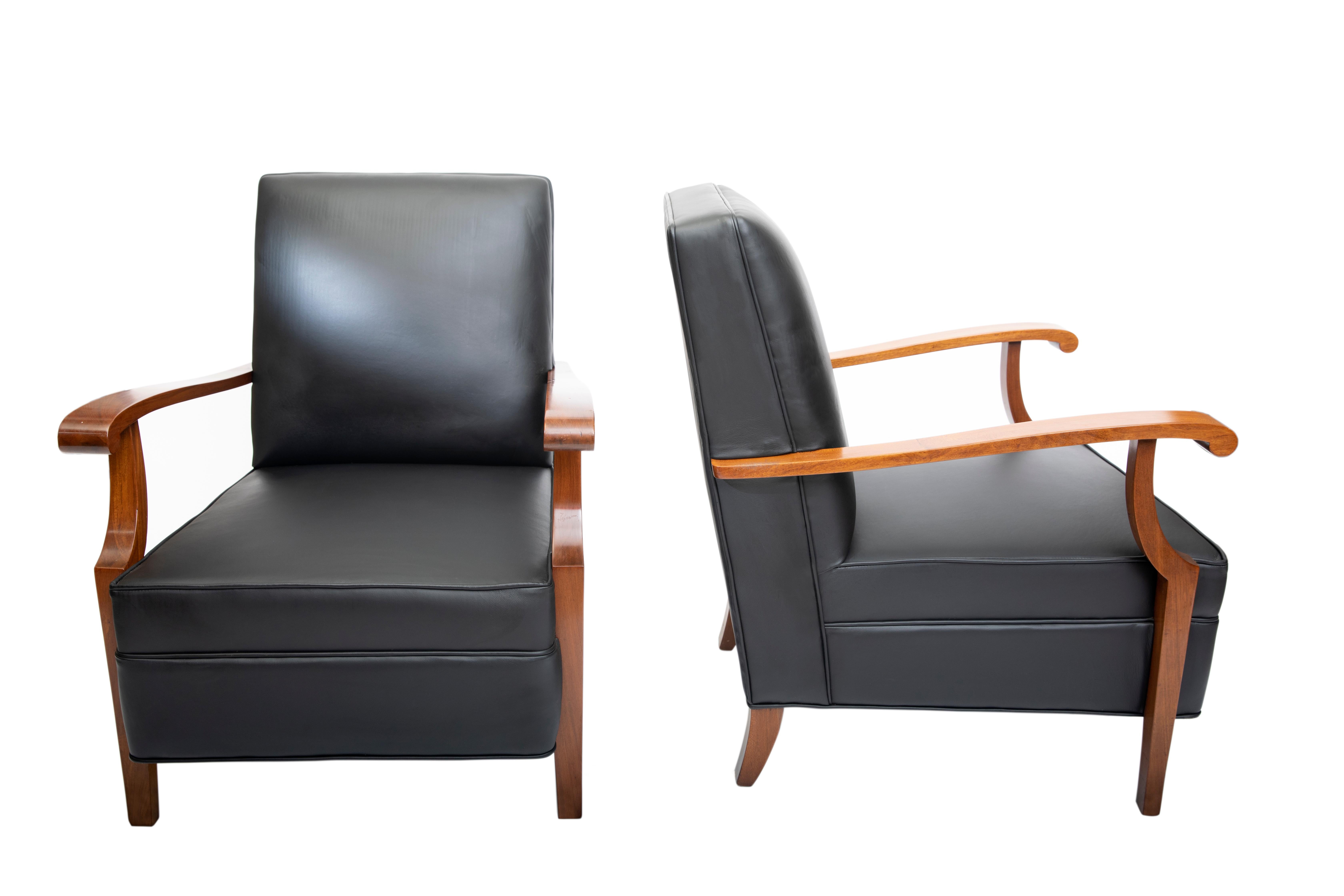 Pair of leather and wood armchairs by Comte. Argentina, Buenos Aires, circa 1940.