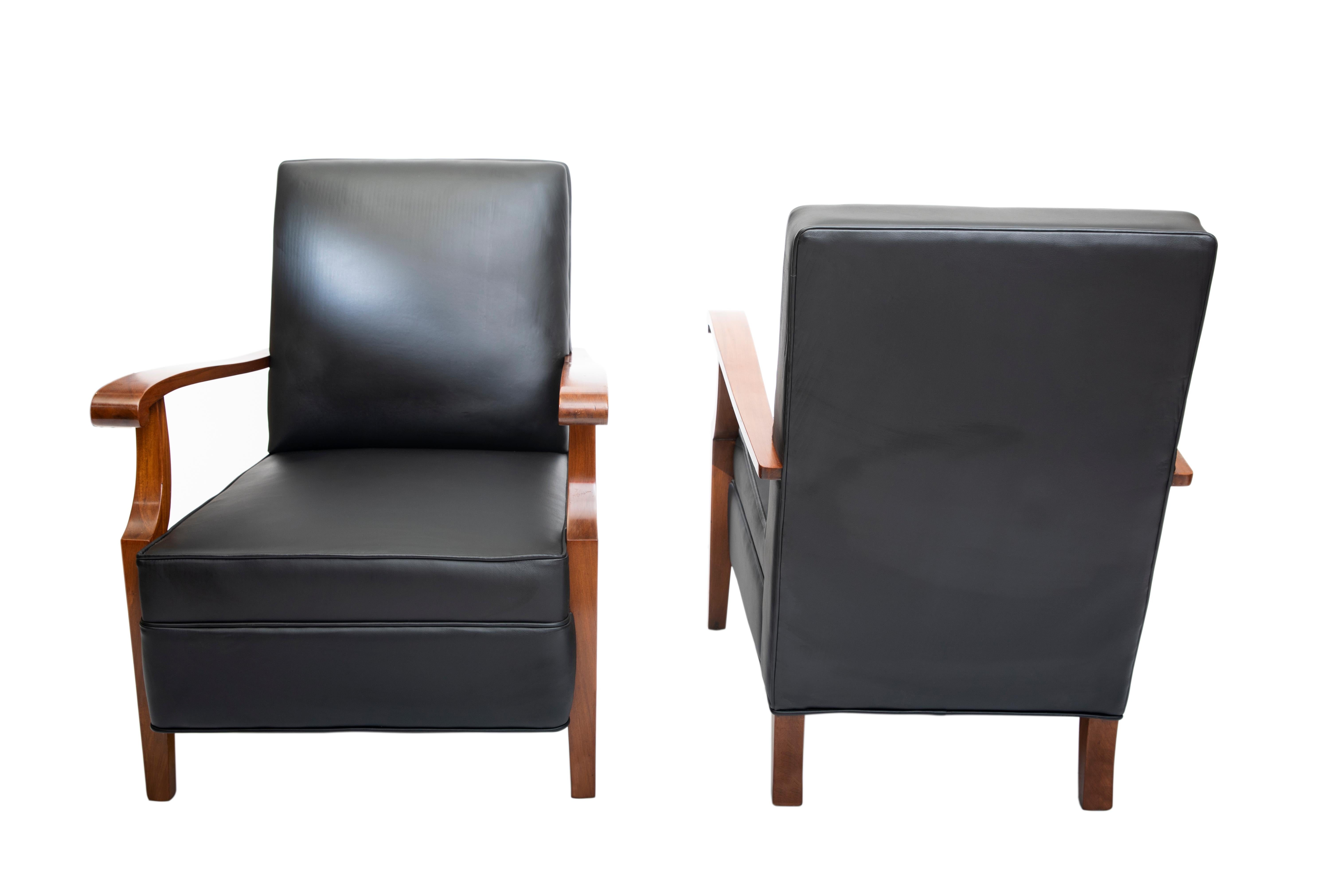 Mid-Century Modern Pair of Leather and Wood Armchairs by Comte, Argentina, Buenos Aires, circa 1940 For Sale
