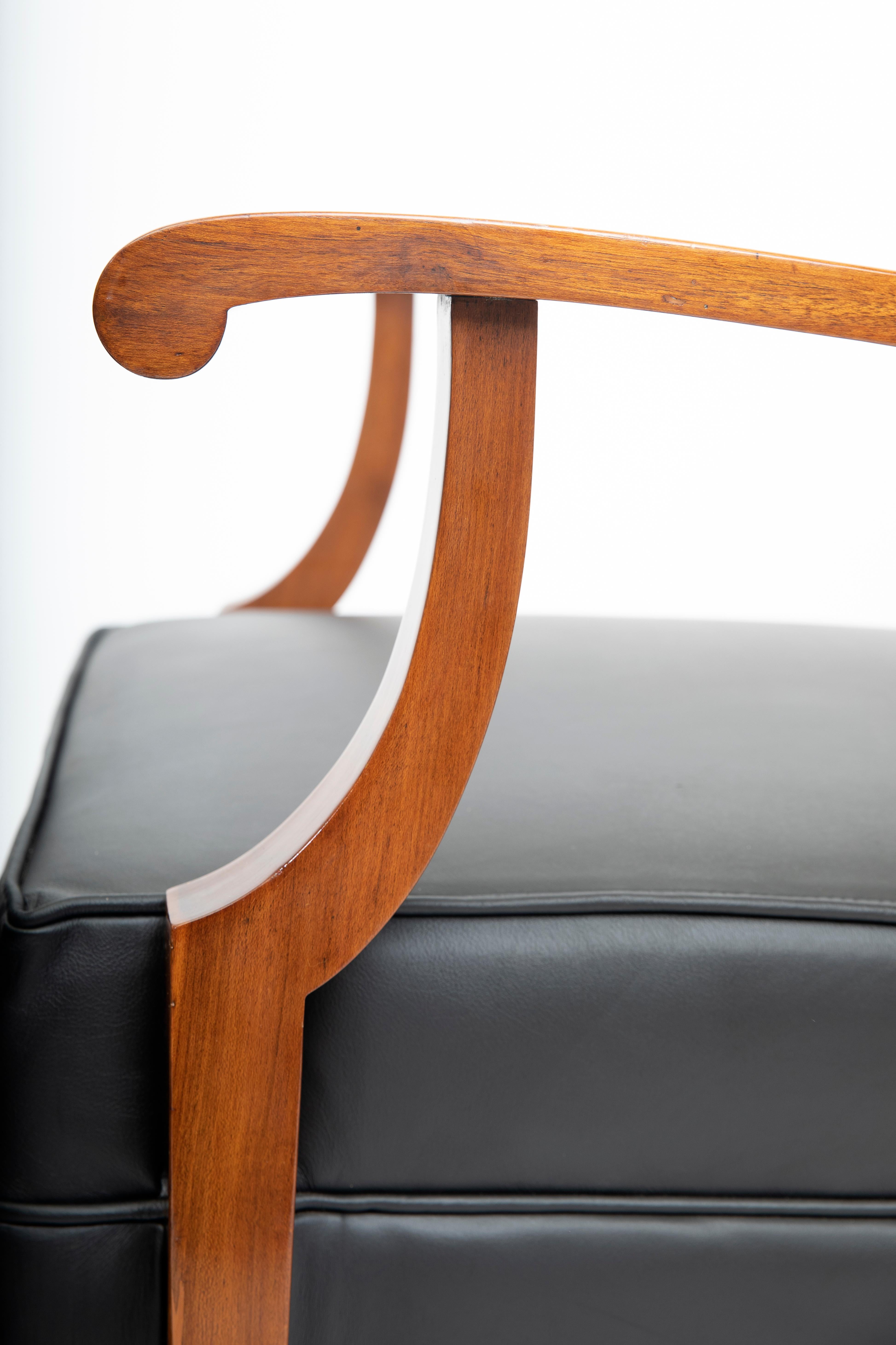 Argentine Pair of Leather and Wood Armchairs by Comte, Argentina, Buenos Aires, circa 1940 For Sale