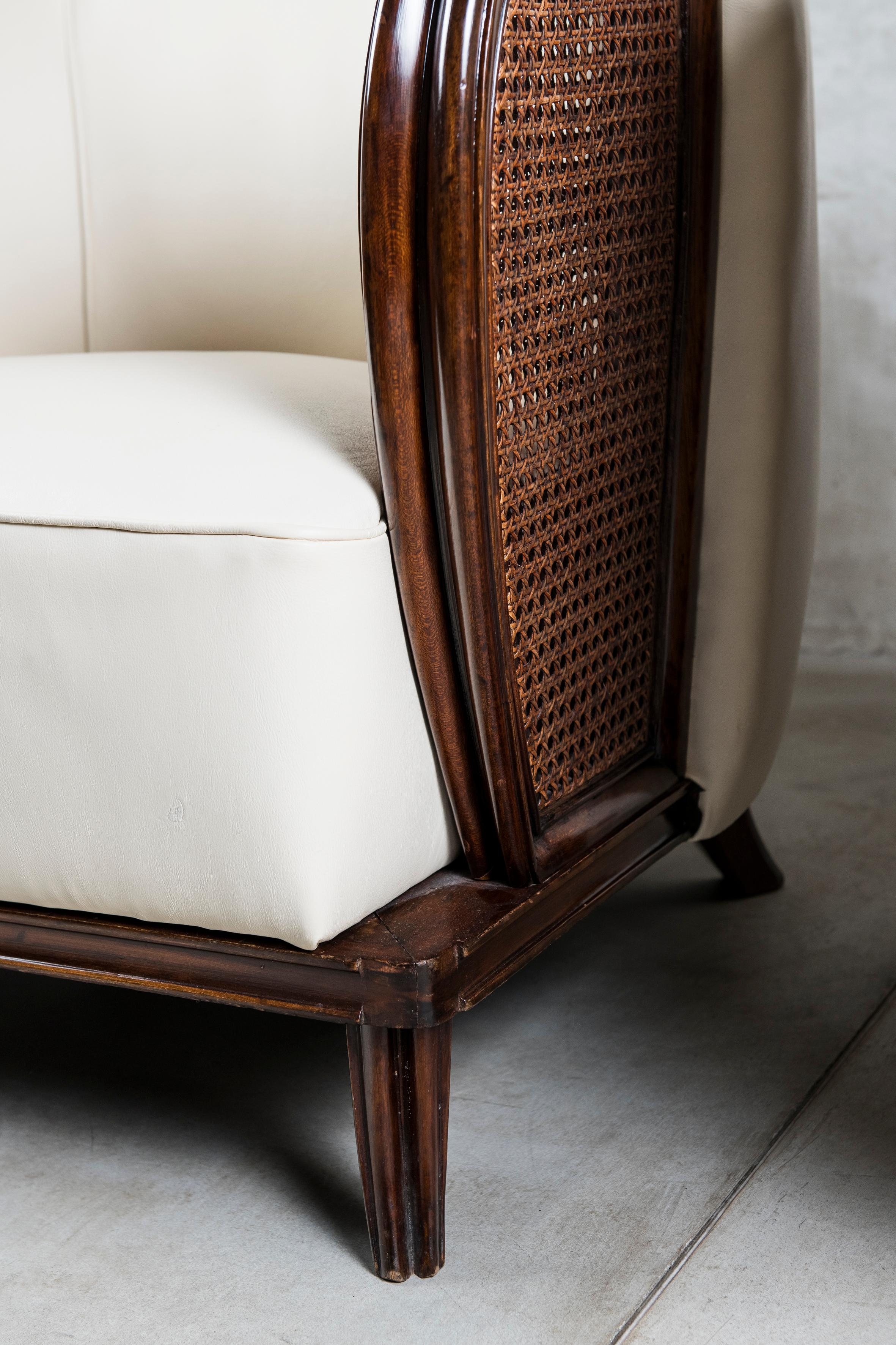 Pair of Leather and Wood Armchairs by Englander and Bonta, Argentina, 1940 In Good Condition In Buenos Aires, Buenos Aires