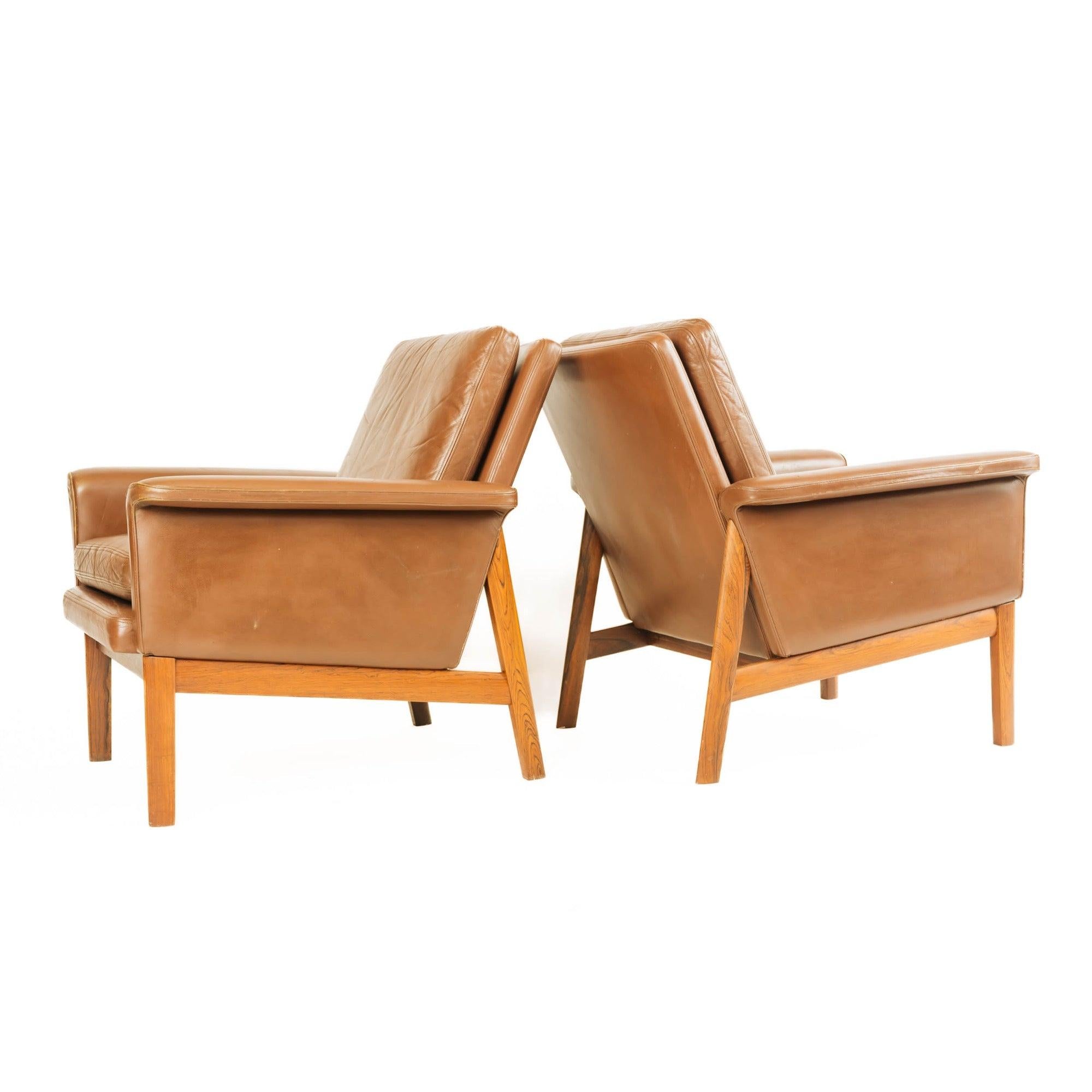 Una coppia di sedie da salotto con struttura in teak che conservano il rivestimento originale in pelle di cacao di France and Son, Danimarca