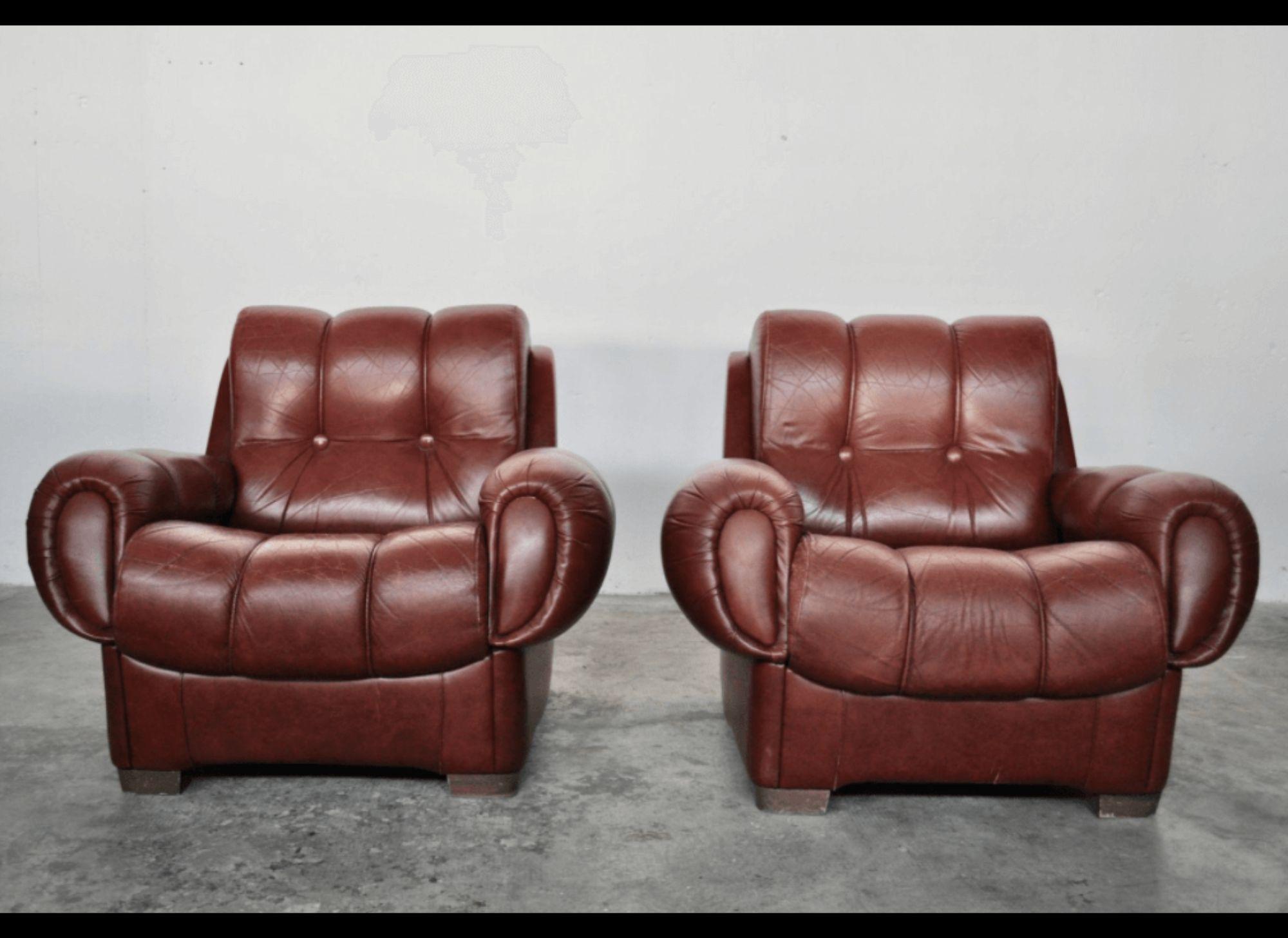 Cette paire de fauteuils en cuir des années 1970 rehausse votre espace de vie. Ces fauteuils allient parfaitement le charme vintage à la sophistication moderne, ce qui en fait un complément idéal pour toute maison élégante.


Revêtement en cuir