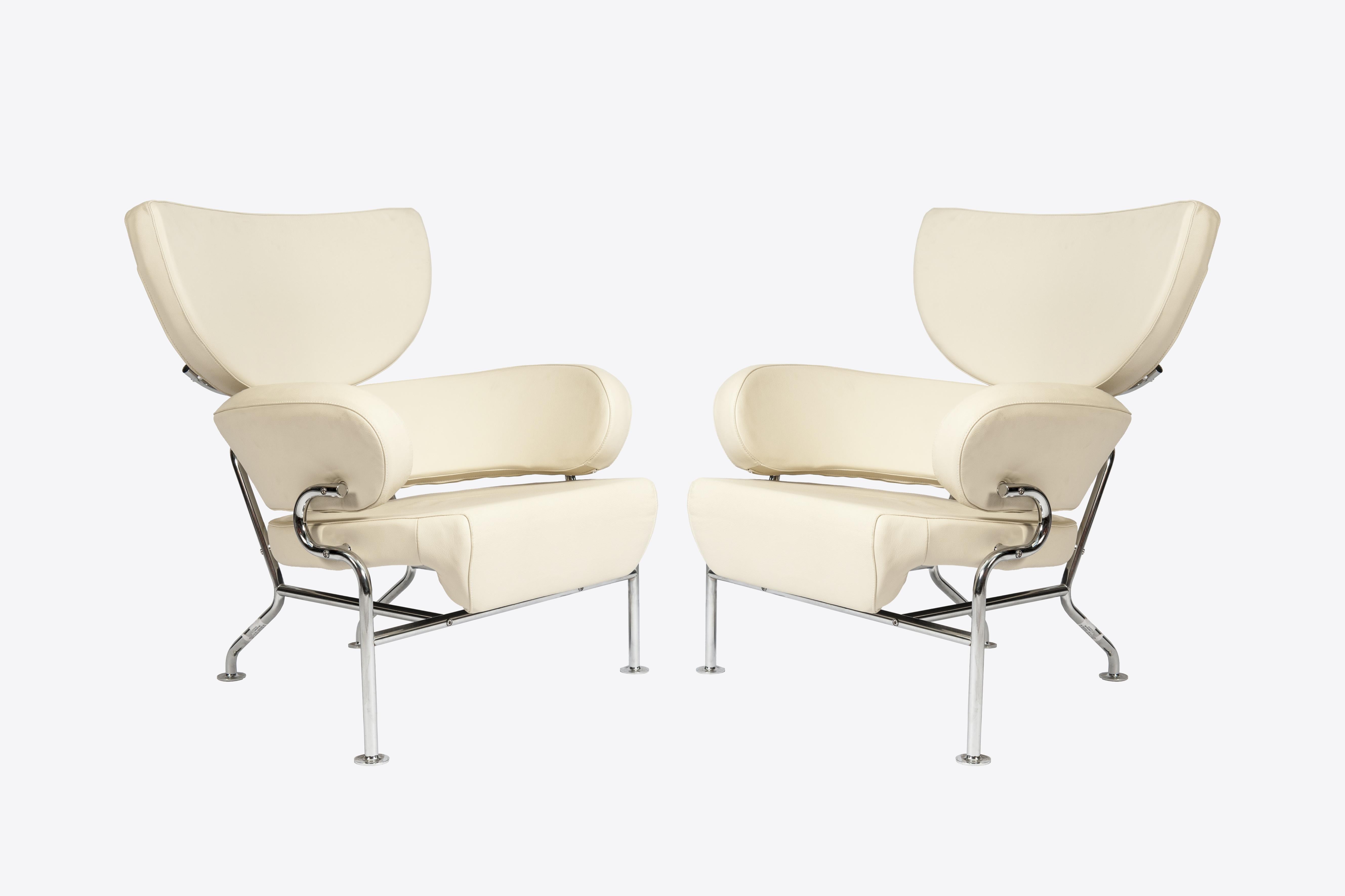 Pair of Modernist armchairs 
Upholstery with leather.