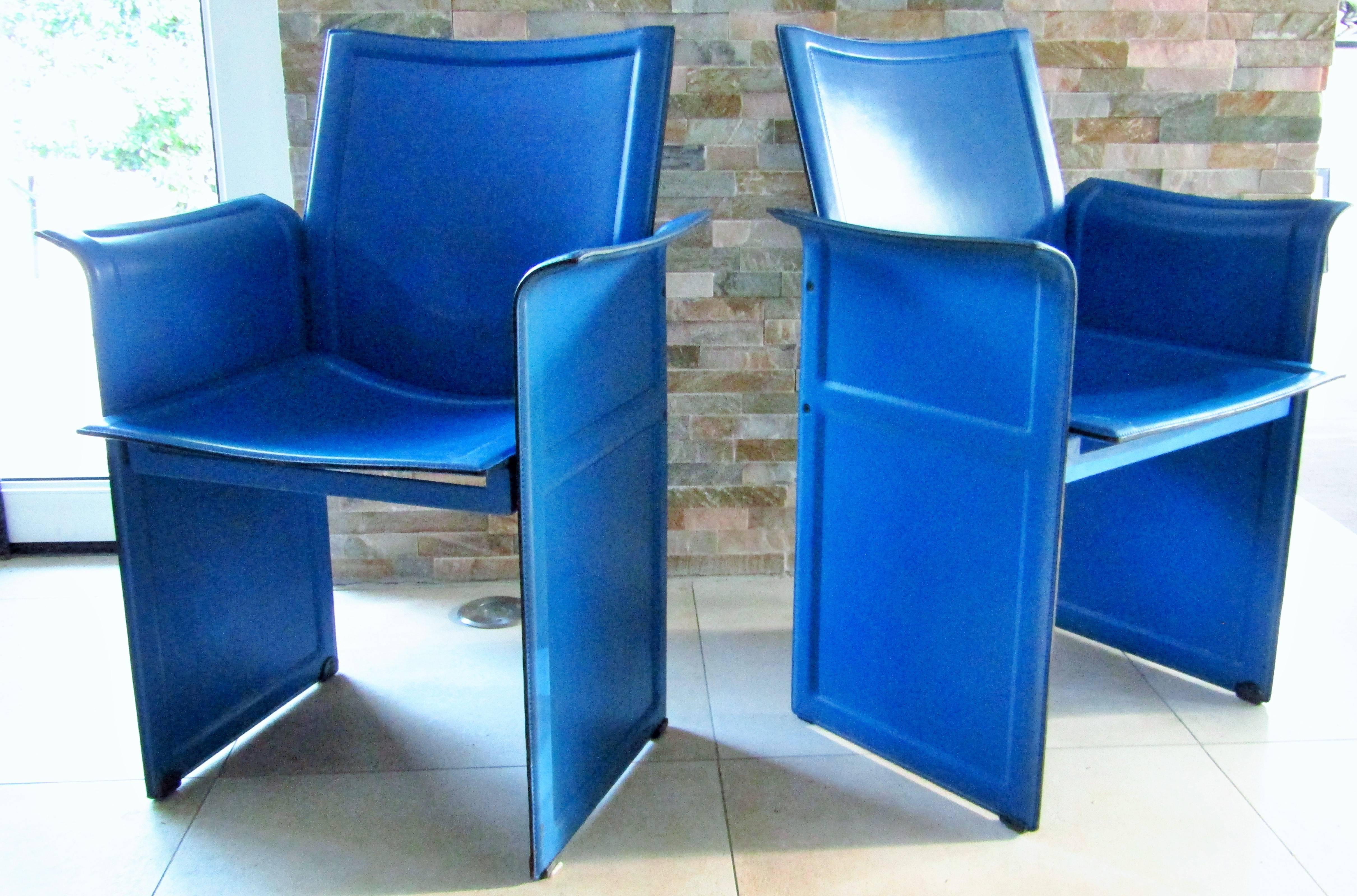 Ein Paar Ledersessel von Tito Agnoli für Matteo Grassi:: Modell 'Korium'. Vintage:: 1980er Jahre. Seltenes blaues Leder in der Farbe Memphis. Originalzustand mit schöner Patina. Signiert auf der Rückseite:: siehe Bild 

  