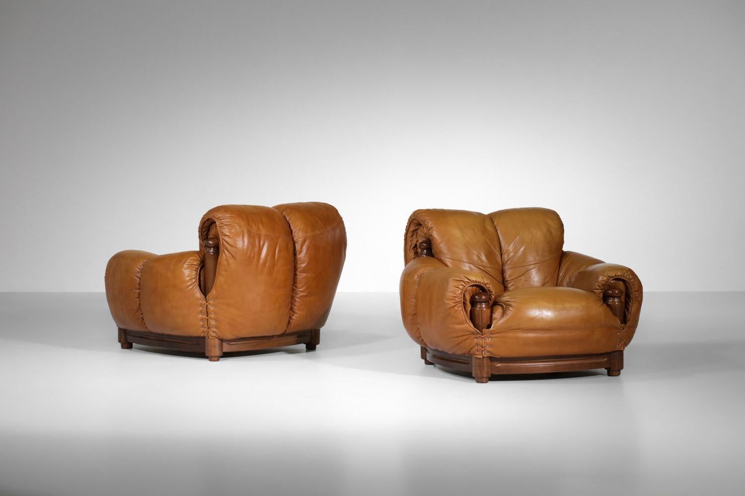 Mid-Century Modern Paire de fauteuils en cuir à boules courbes cognac, années 70 en vente