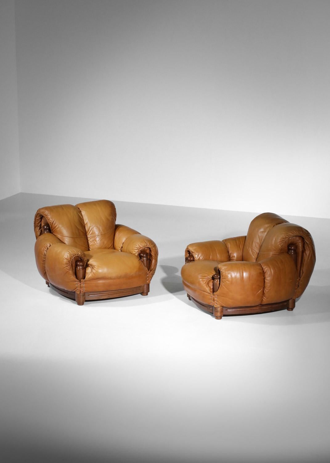 italien Paire de fauteuils en cuir à boules courbes cognac, années 70 en vente
