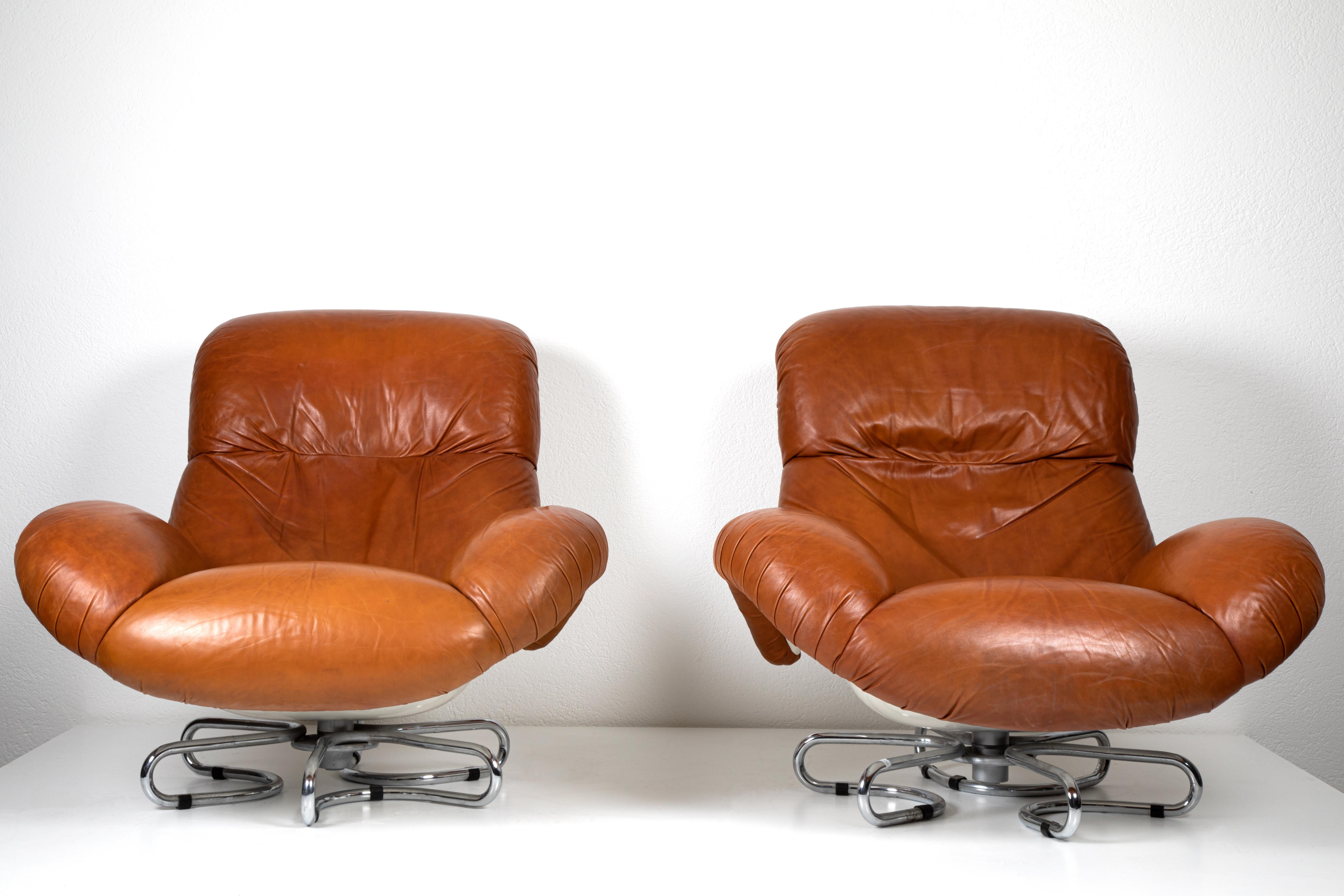 Mid-Century Modern Pair of Leather Armchairs For Sale
