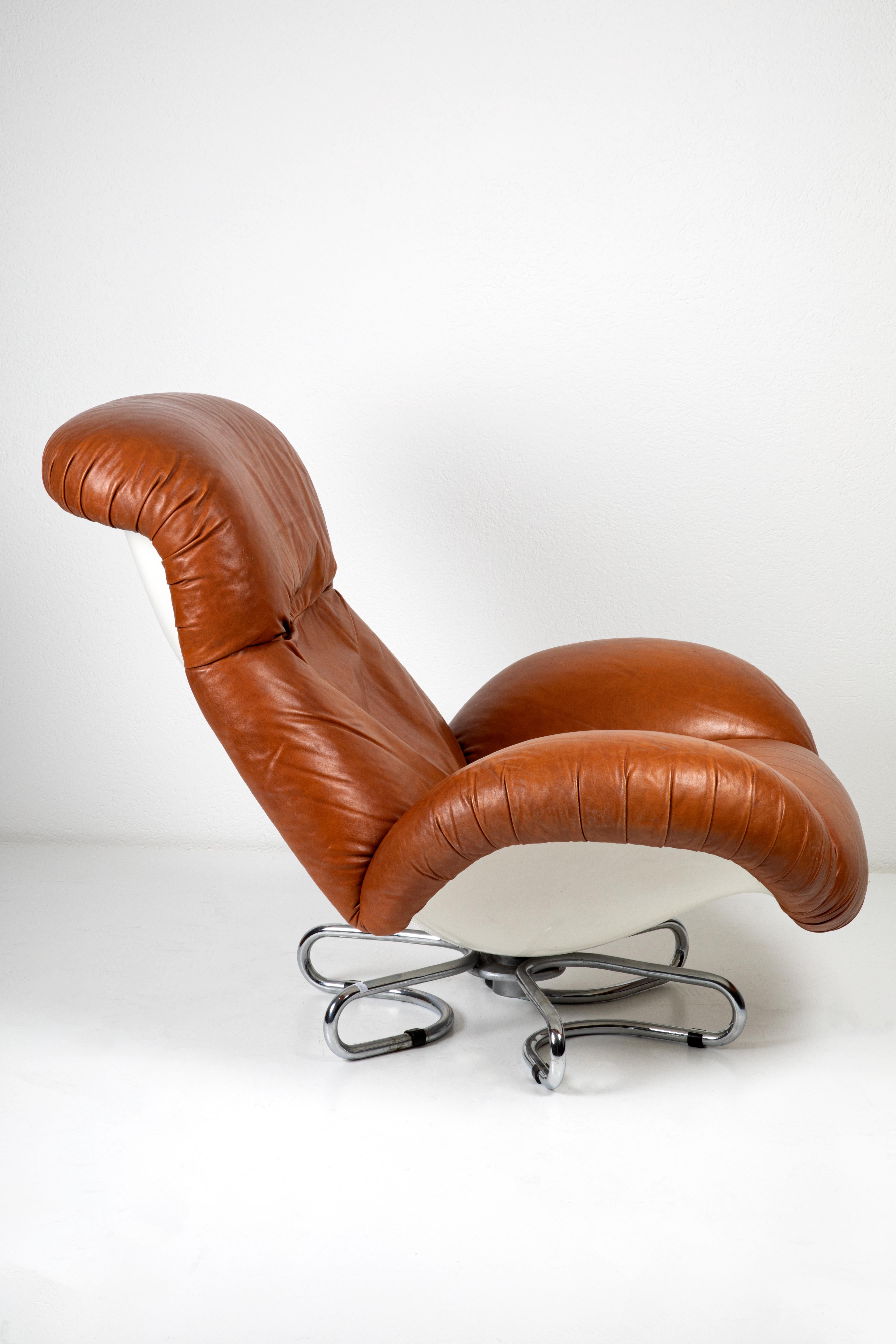 Italian Pair of Leather Armchairs For Sale