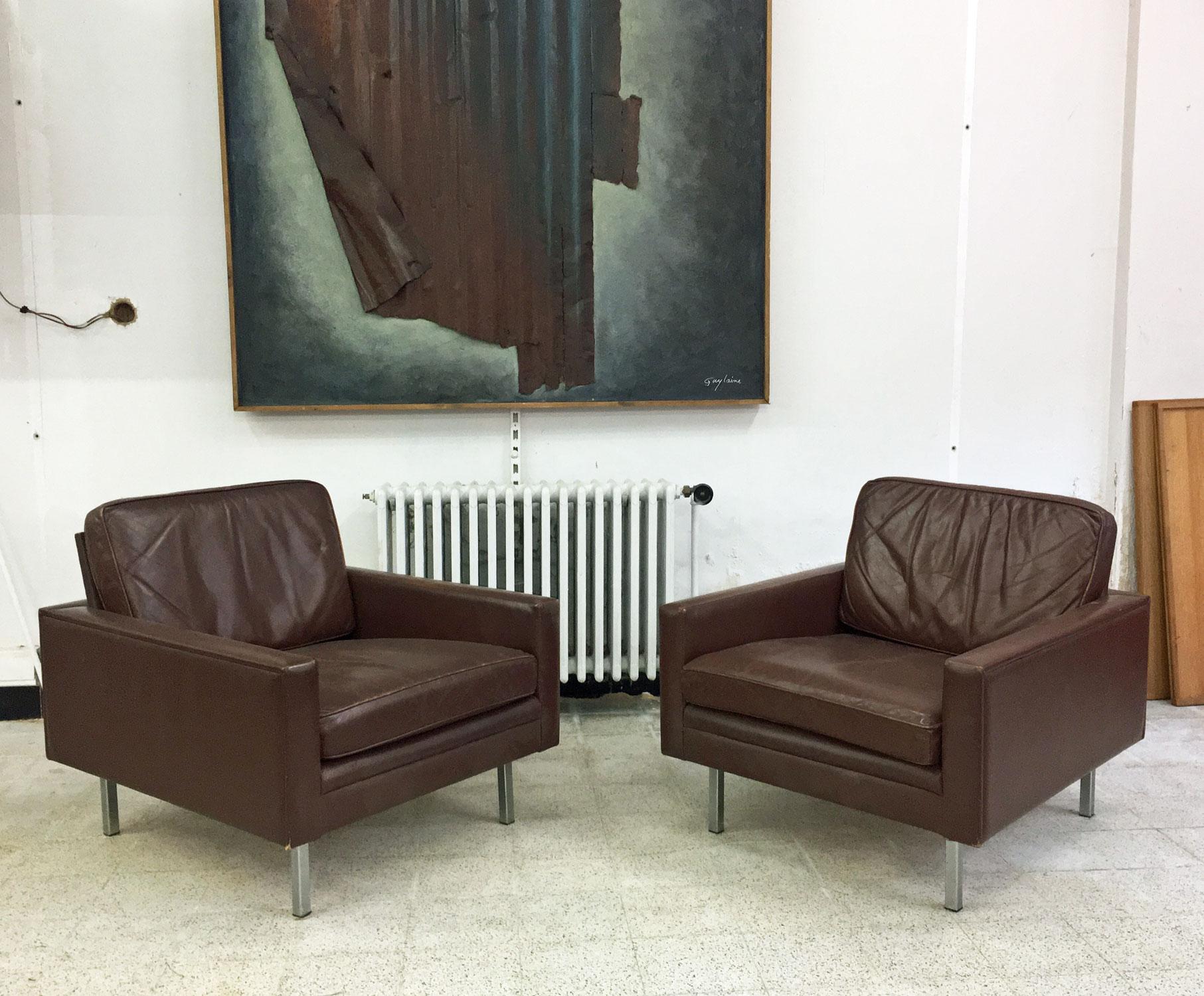 Paire de fauteuils en cuir dans le style de Florence Knoll, vers 1950-1960.
