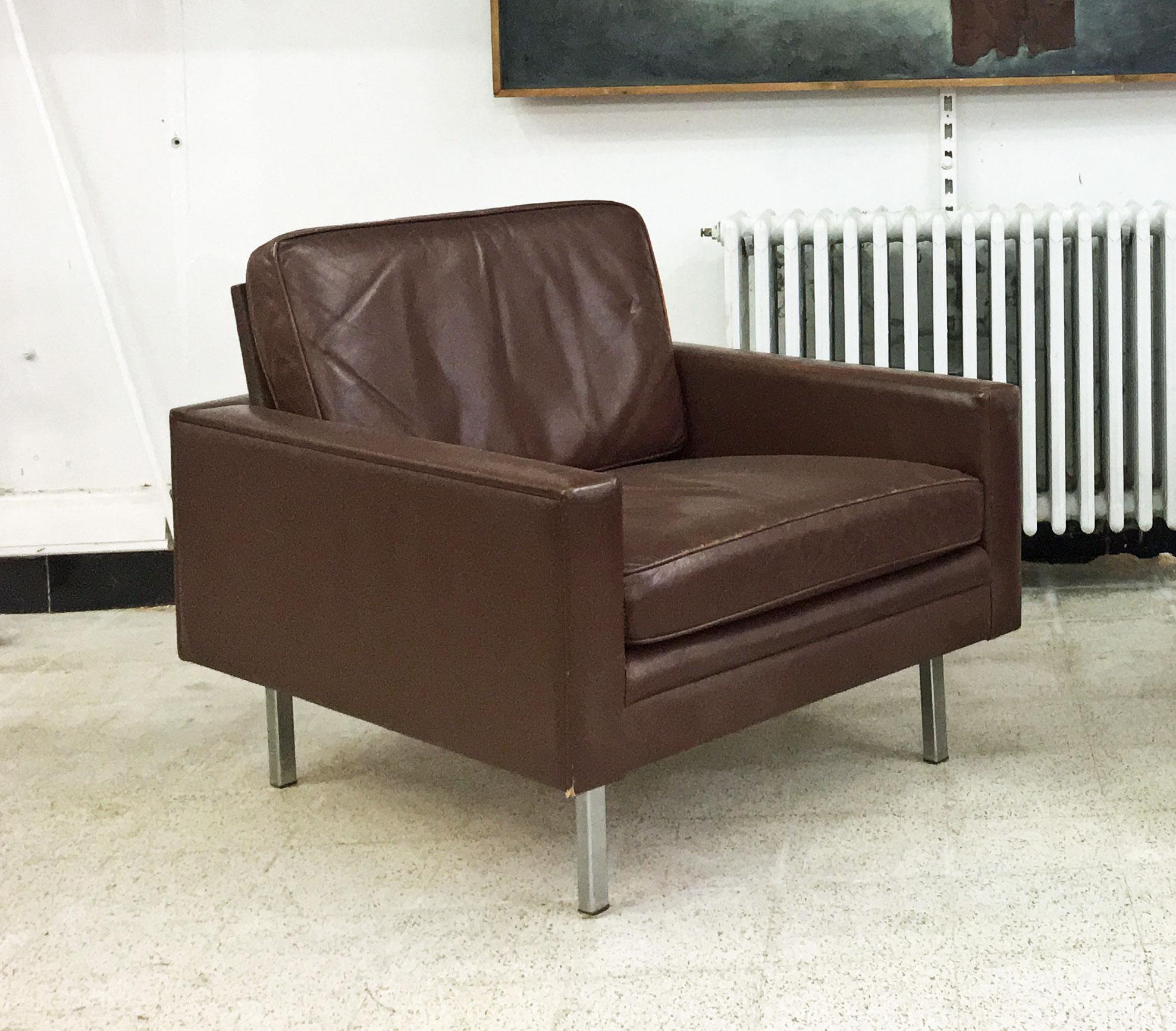 Mid-Century Modern Pair of Leather Armchairs in the Style of Florence Knoll, circa 1950-1960 For Sale