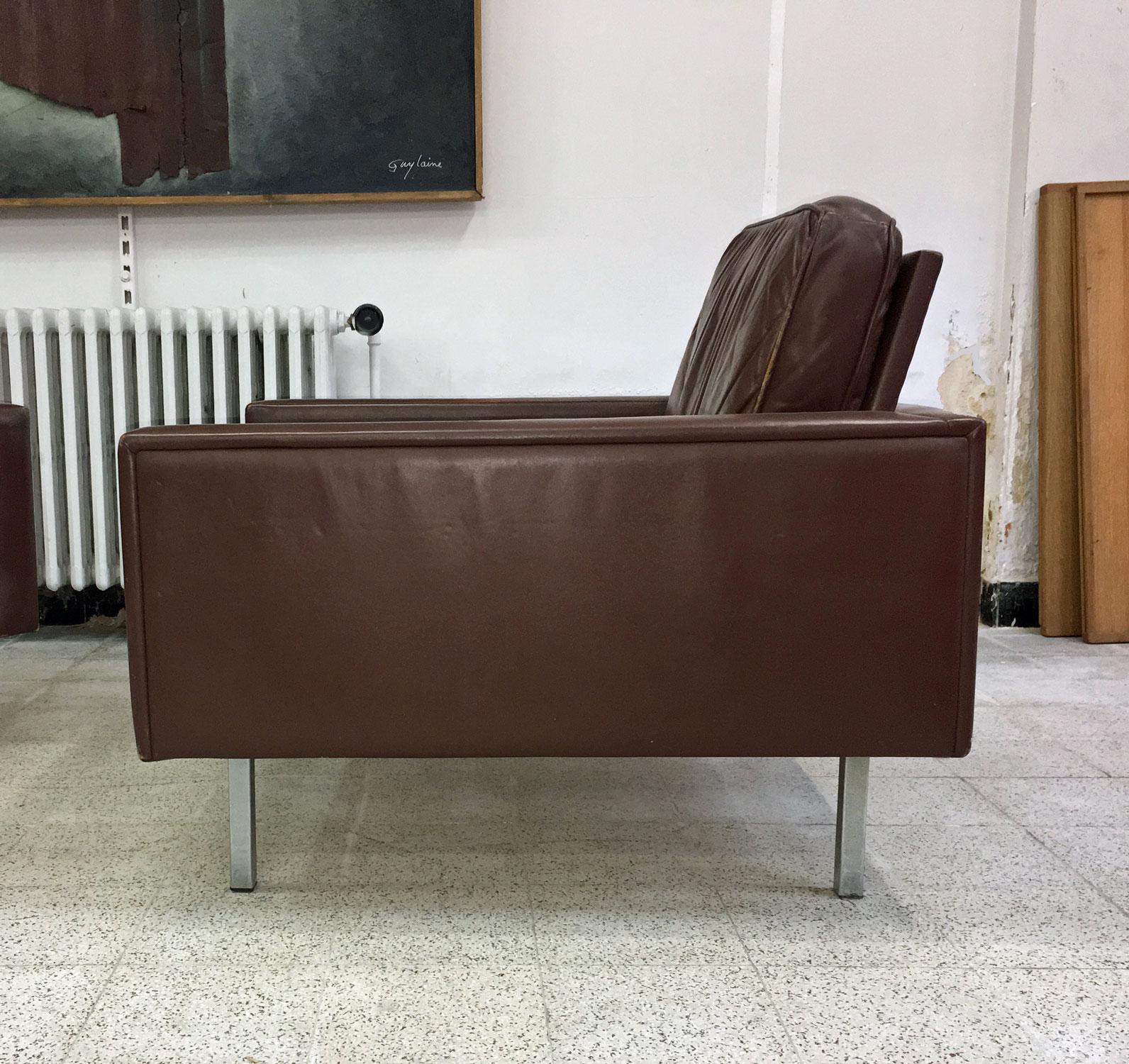 Pair of Leather Armchairs in the Style of Florence Knoll, circa 1950-1960 In Good Condition For Sale In Saint-Ouen, FR