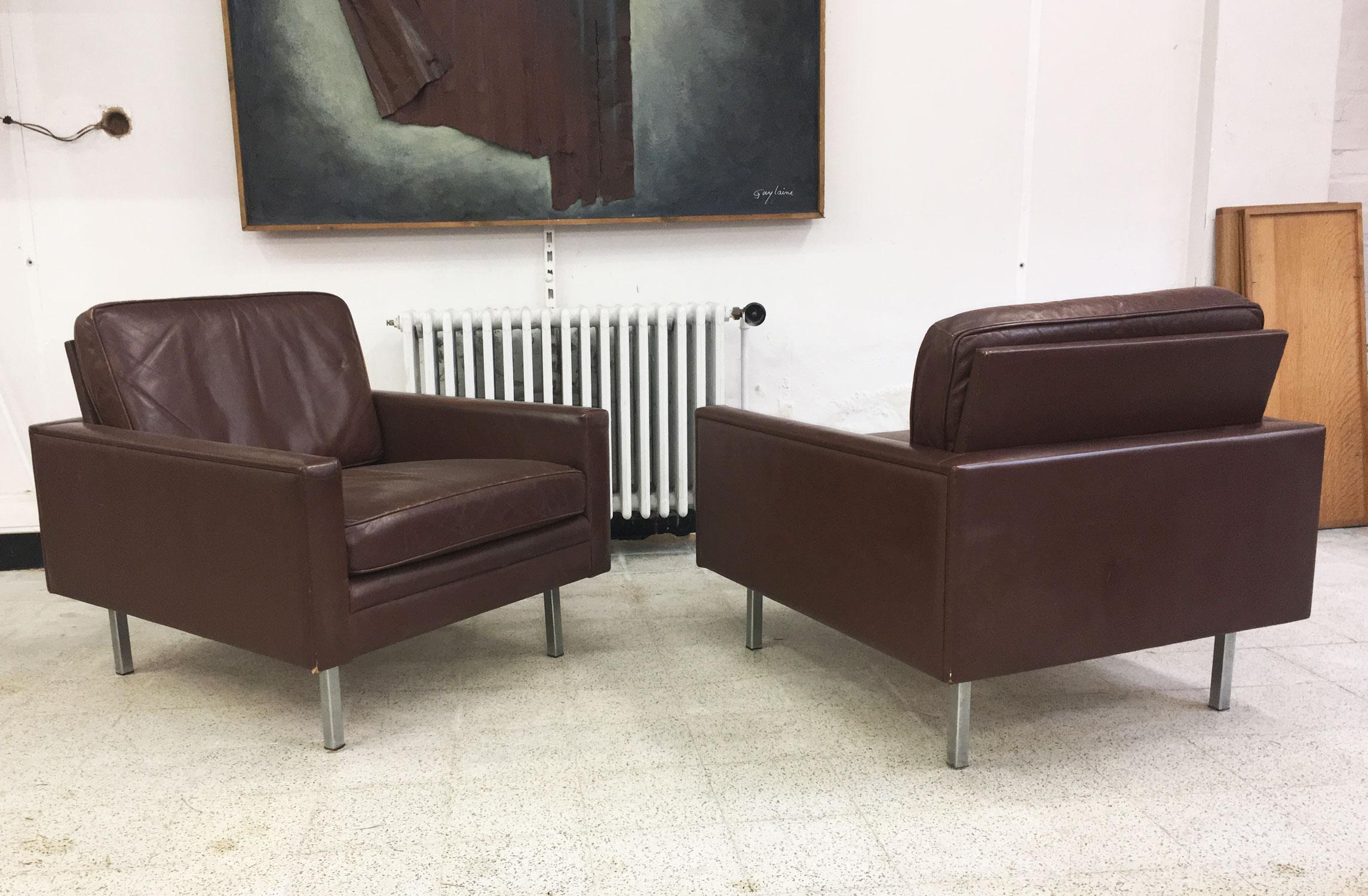 Mid-20th Century Pair of Leather Armchairs in the Style of Florence Knoll, circa 1950-1960 For Sale