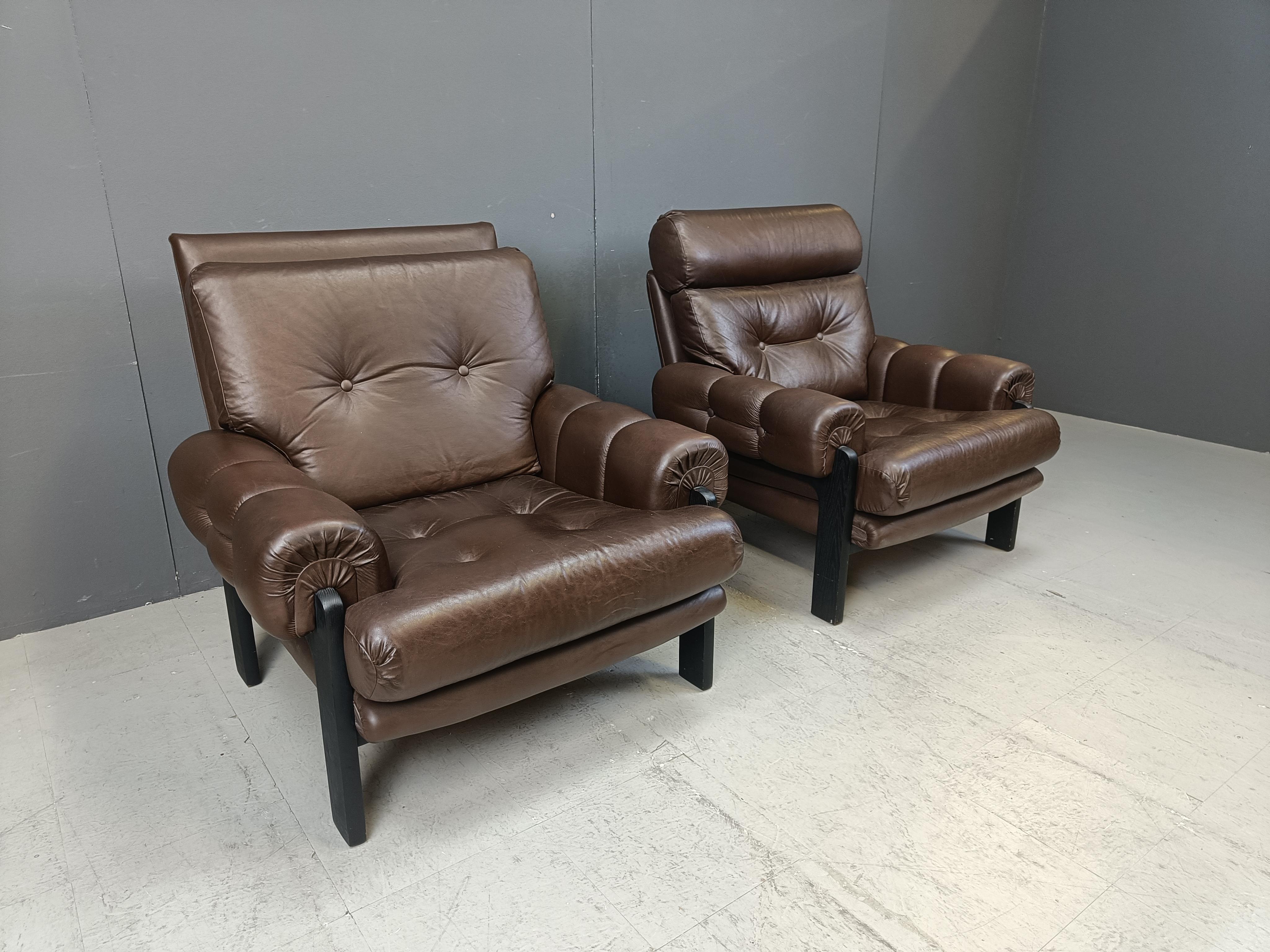 Coppia di poltrone in pelle realizzate in Danimarca, anni '60 In condizioni buone in vendita a Leuven, Vlaams Gewest