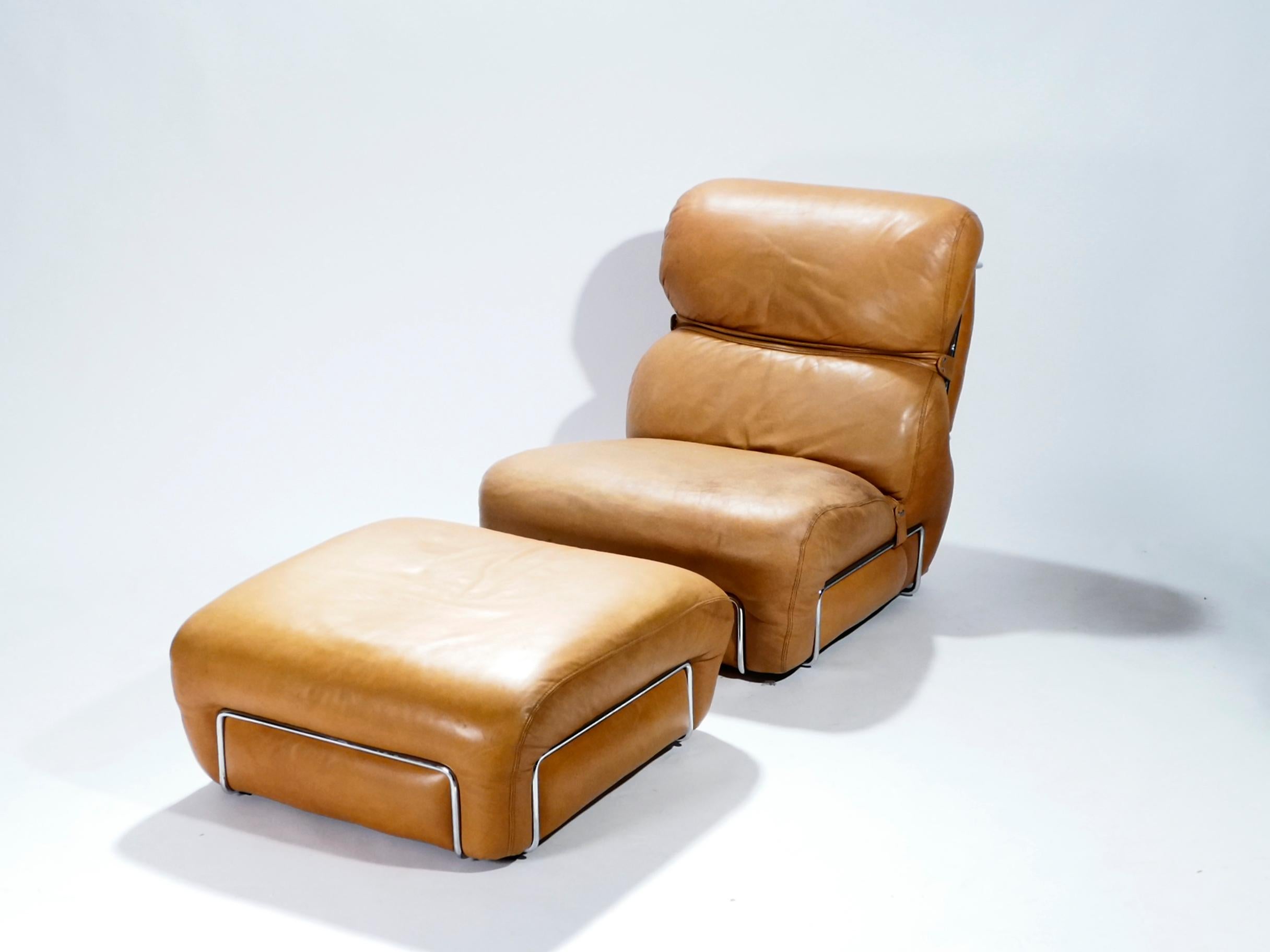 Pair of Leather Armchairs with Ottomans Gianfranco Frattini, 1970s In Good Condition In Paris, IDF