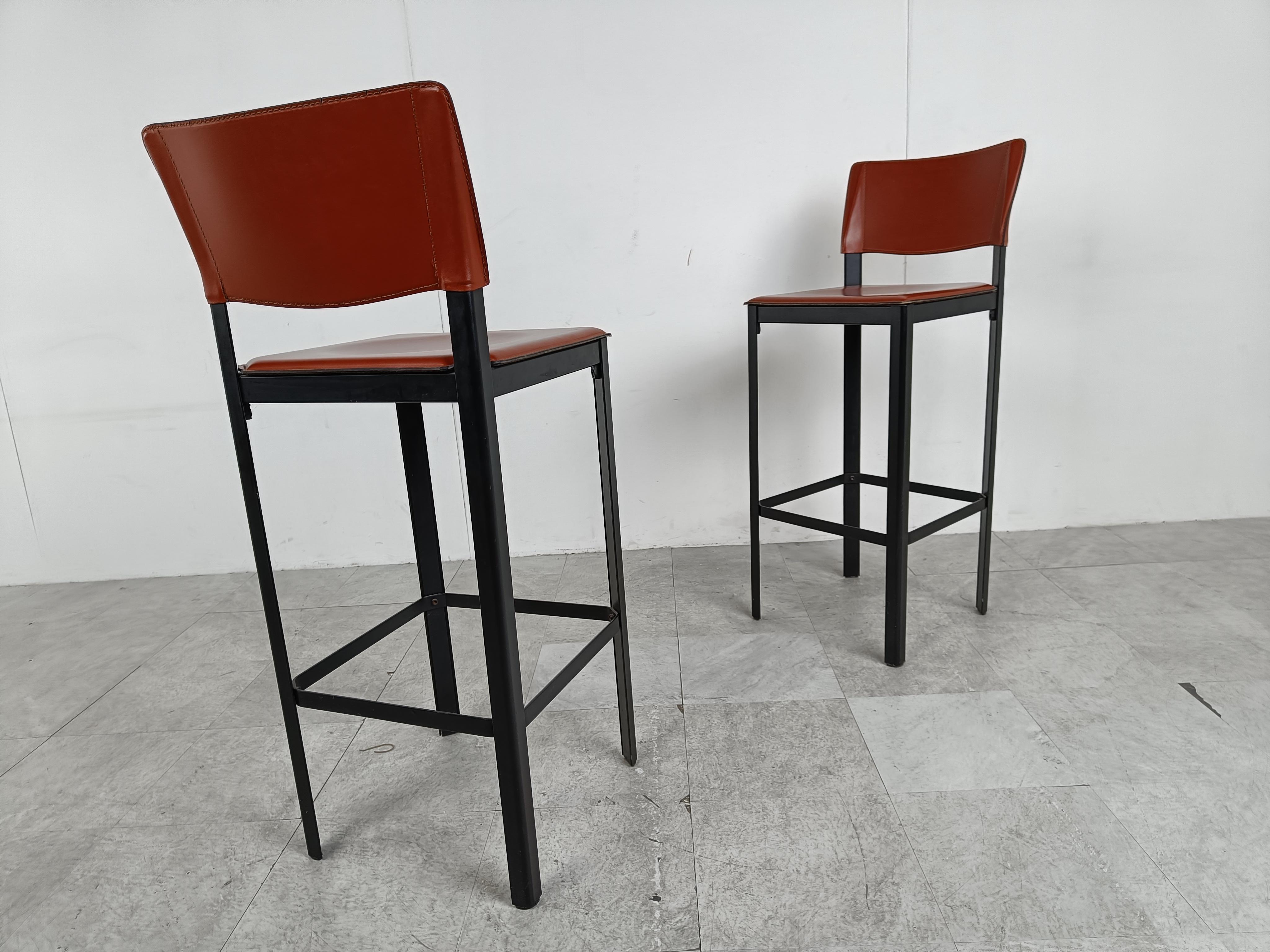 Set of 2 red leather and black metal bar stools by Matteo Grassi.

Condition: NOrmal wear and tear, very sturdy

Dimensions:
Height: 100cm/39.37