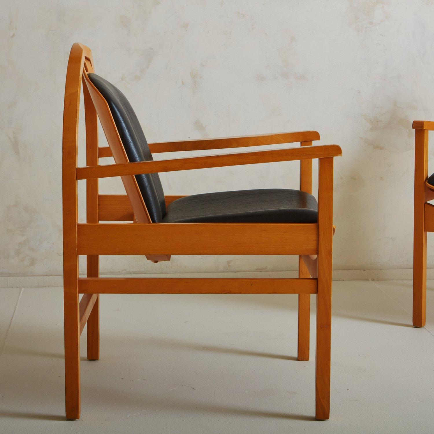 French Pair of Leather + Beechwood Argos Lounge Chairs by Baumann, France, 1970s For Sale