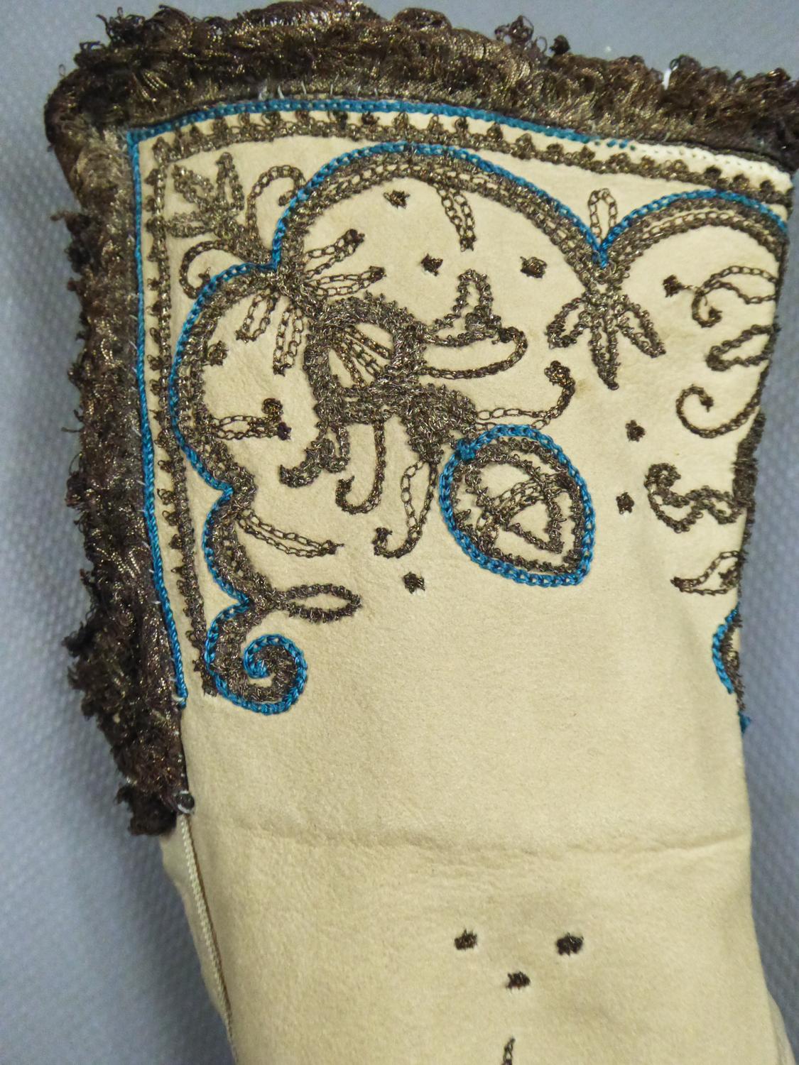 Beige Pair of Leather Bishop's Gloves 17th Century Style - England Late 19th century