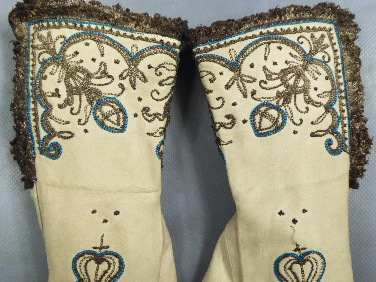 Pair of Leather Bishop's Gloves 17th Century Style - England Late 19th century In Good Condition In Toulon, FR