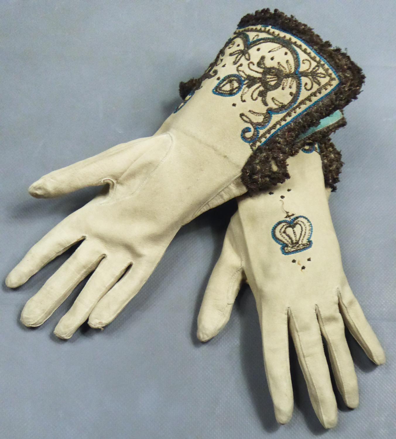 Women's or Men's Pair of Leather Bishop's Gloves 17th Century Style - England Late 19th century