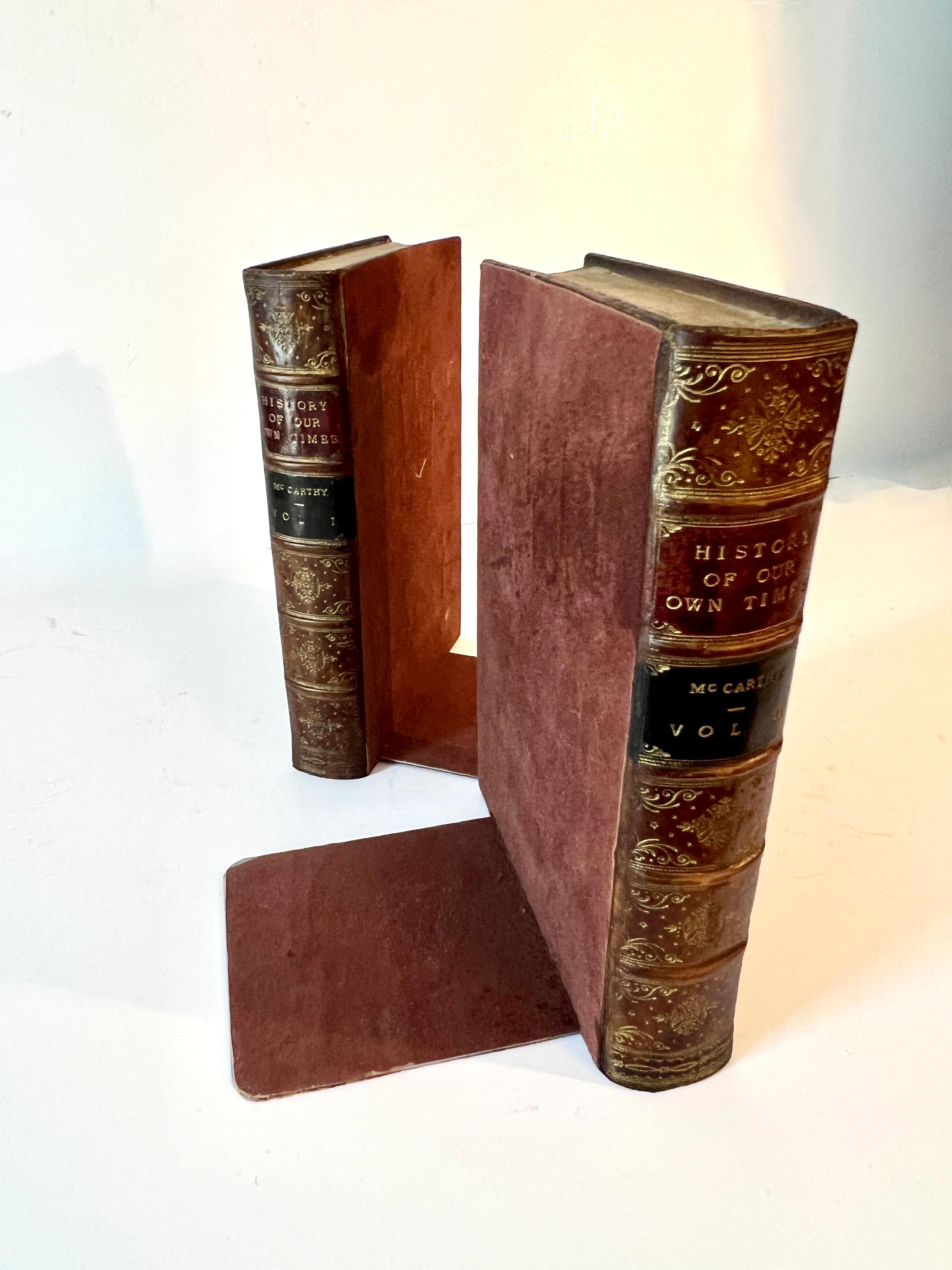 Reggilibri composti da due estremità che sembrano libri.  I pezzi non sono veri e propri libri, ma assomigliano a libri rilegati in pelle.  Pesante e di buone dimensioni, ogni estremità è dotata di un piatto laterale sotto i libri.

Un complemento