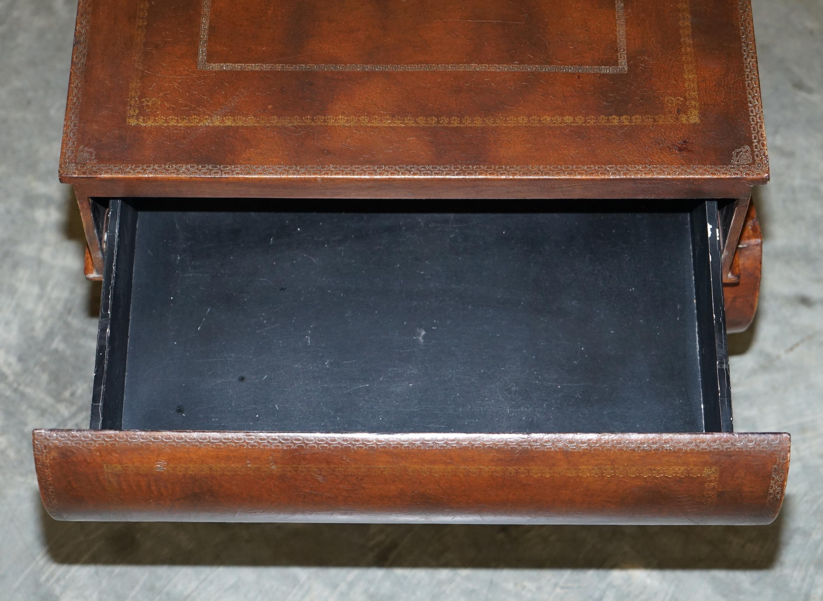 Paire de tables d'appoint empilables pour livres de bibliothèque en cuir avec tiroirs en vente 5