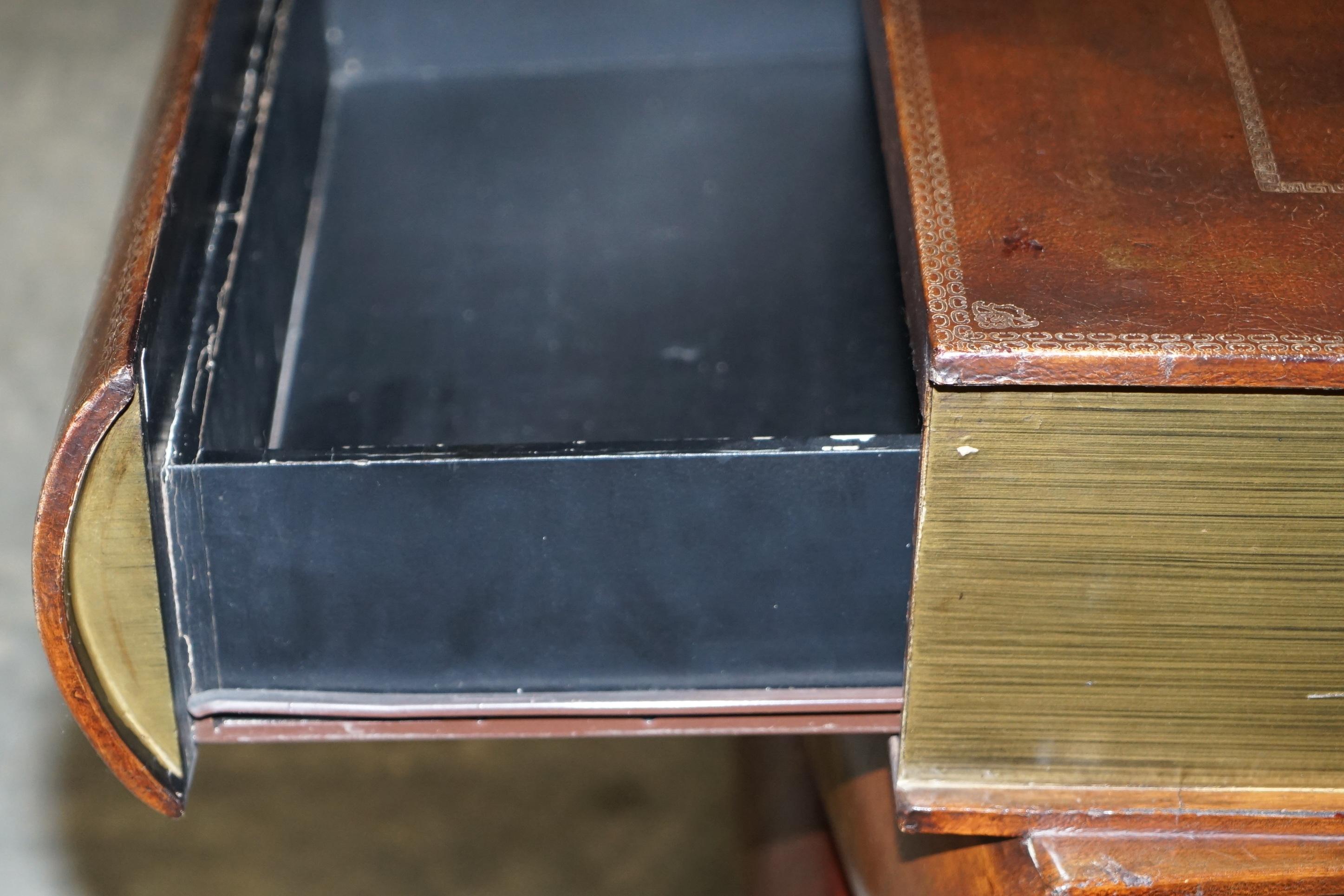 Paar ledergebundene Bibliotheks-Stapelbare Bücher-Beistelltische mit Schubladen aus Leder im Angebot 7