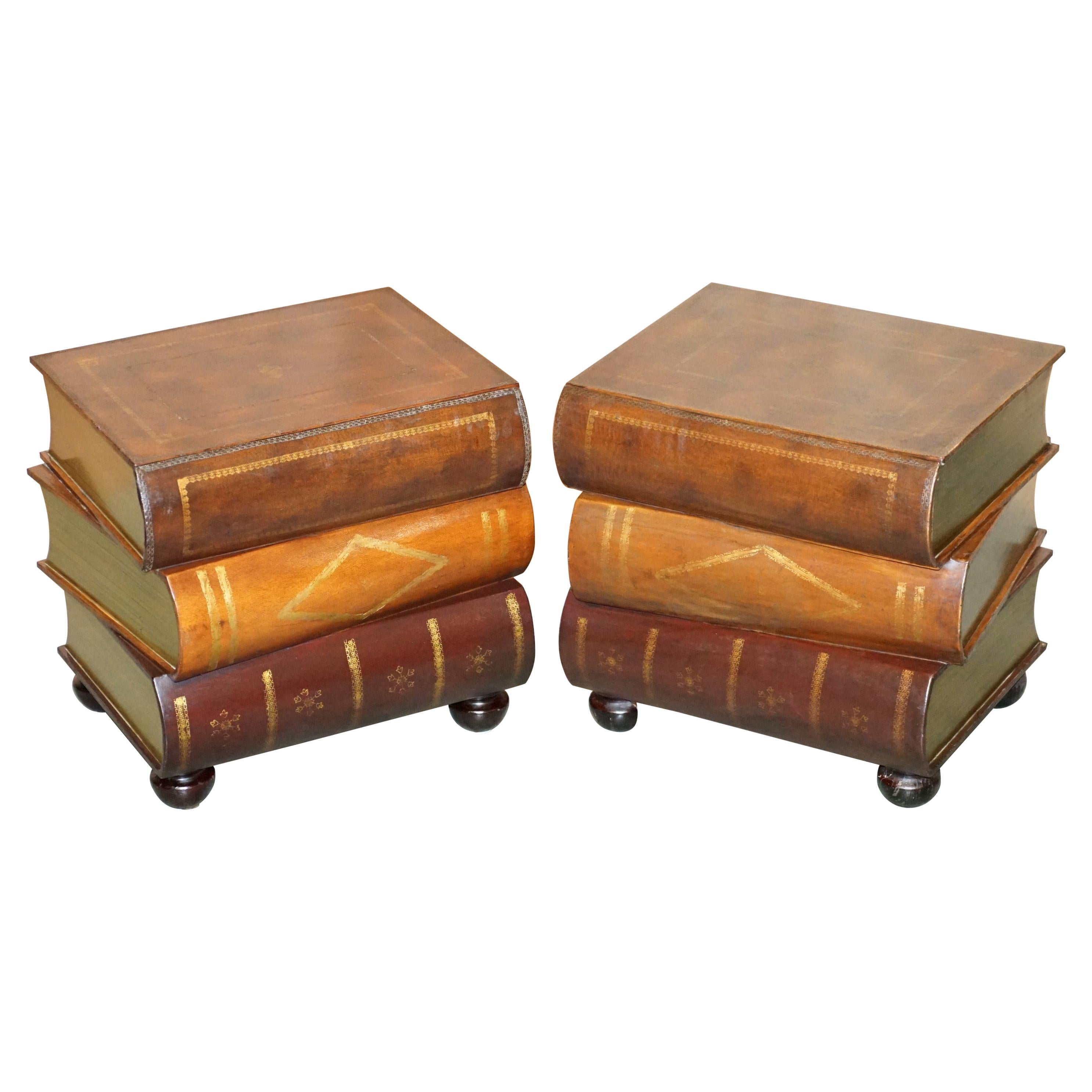 Paar ledergebundene Bibliotheks-Stapelbare Bücher-Beistelltische mit Schubladen aus Leder im Angebot