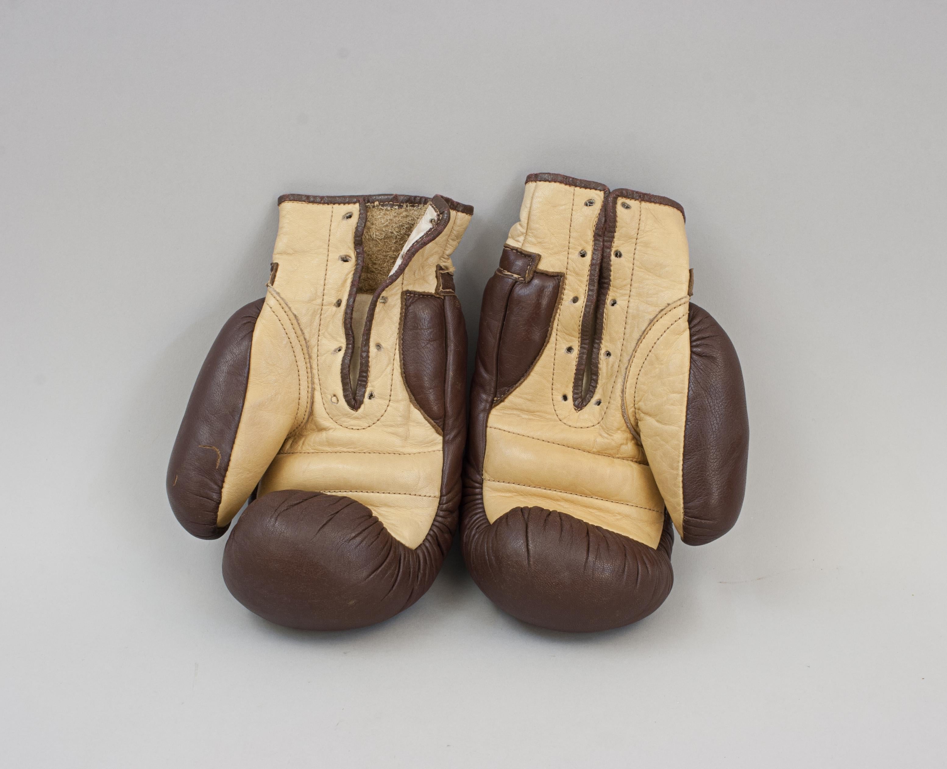 Pair of Leather Boxing Gloves In Good Condition For Sale In Oxfordshire, GB