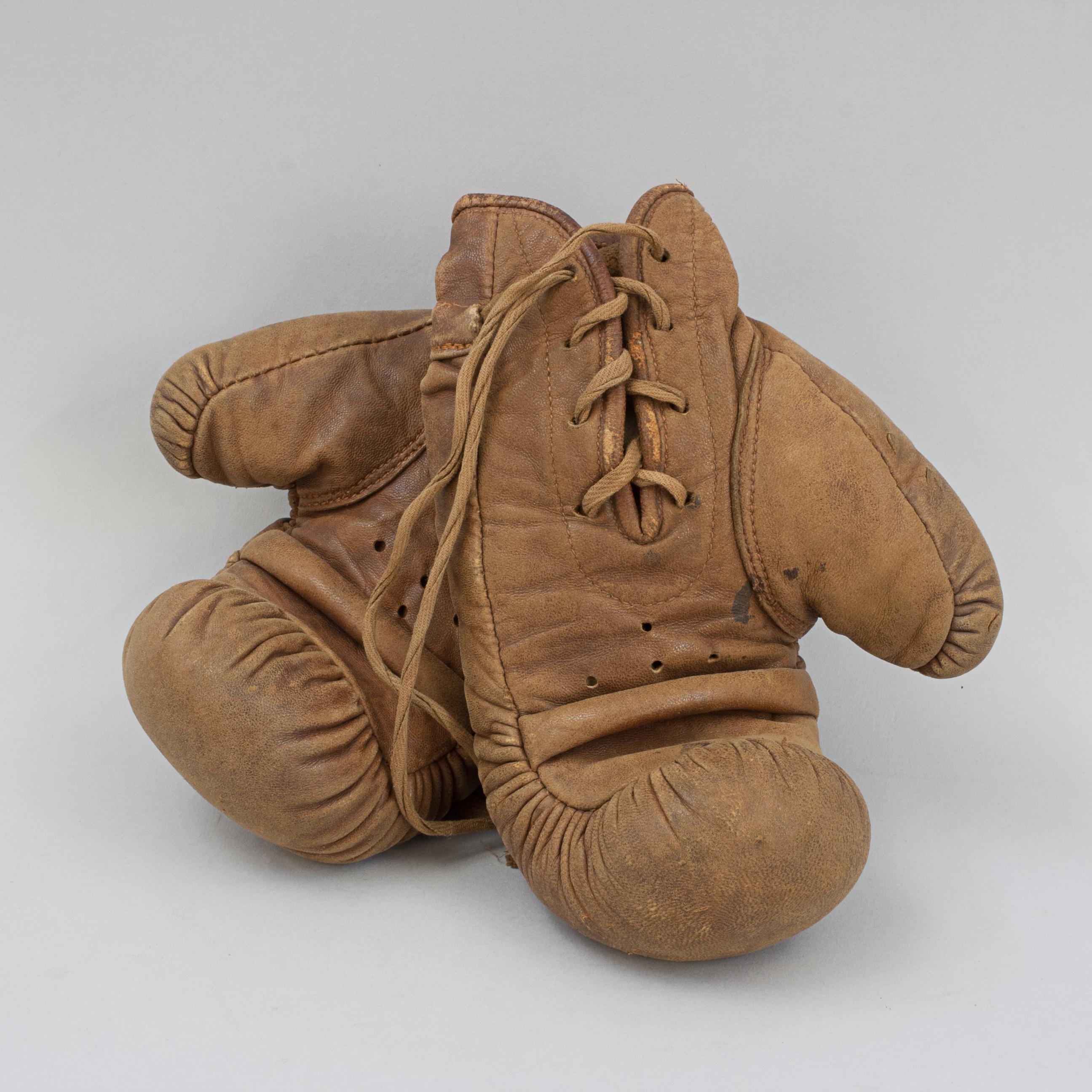 Paire de gants de boxe en cuir, Frank Bryan en vente 4