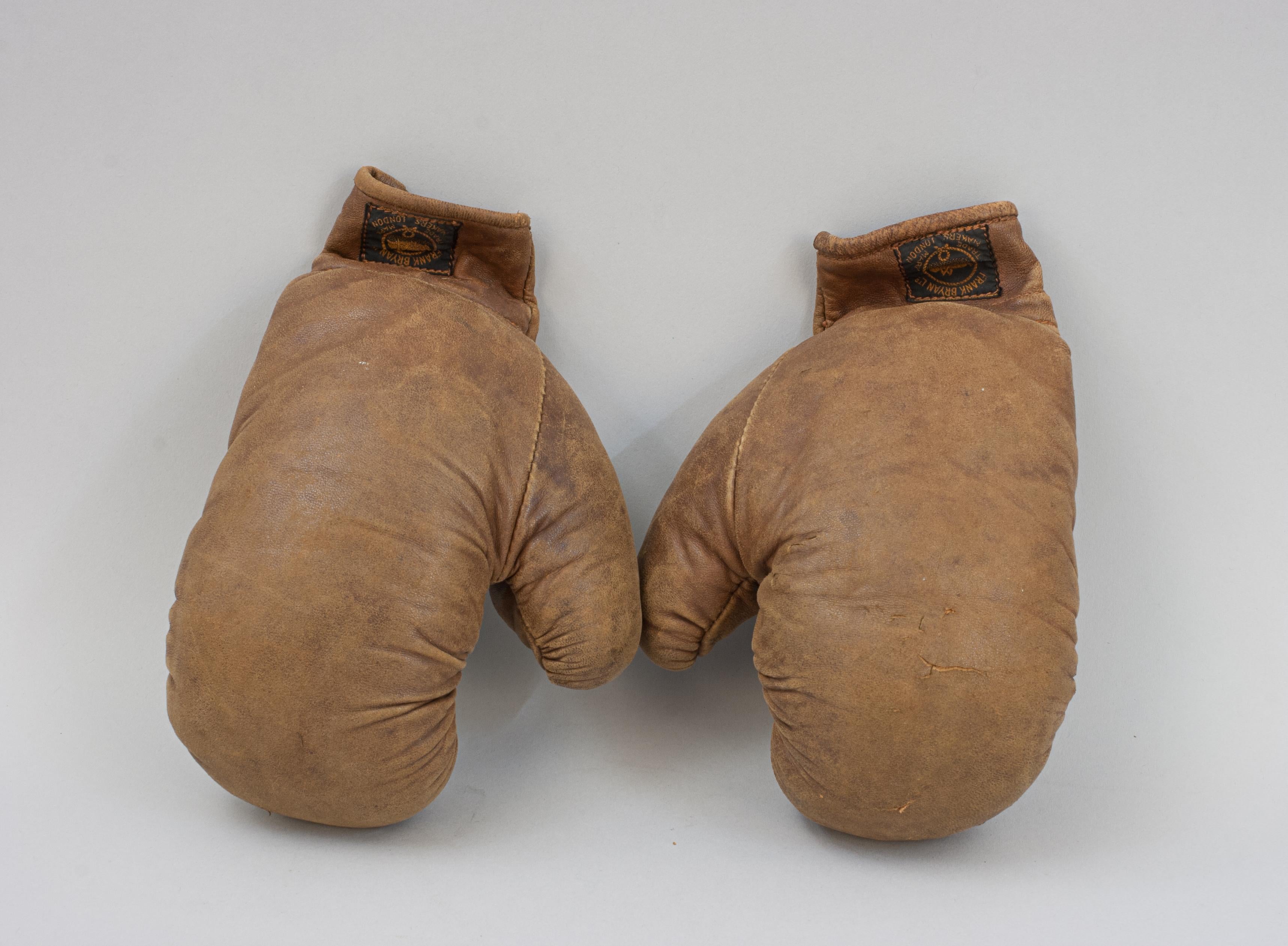 Britannique Paire de gants de boxe en cuir, Frank Bryan en vente