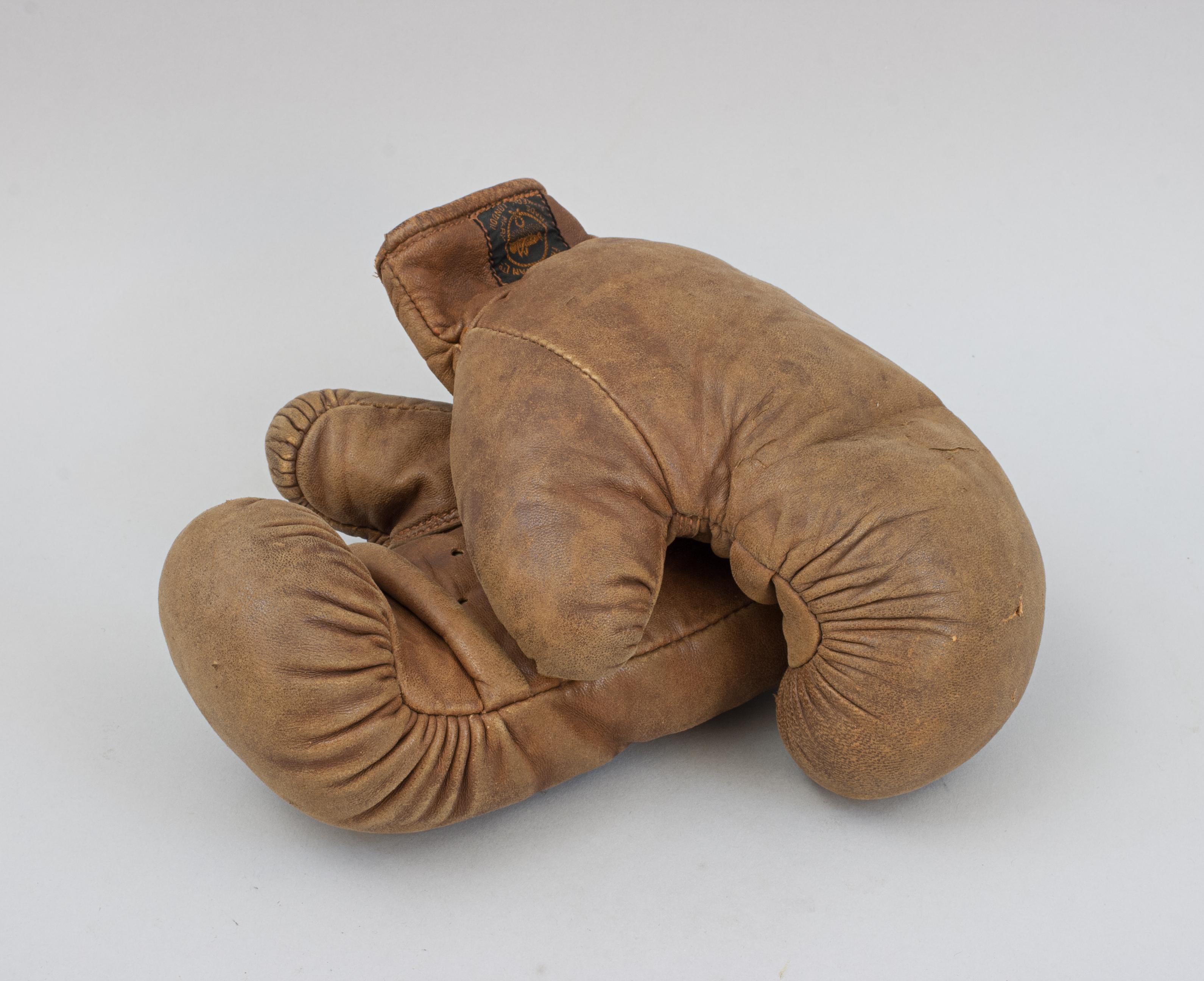 Paire de gants de boxe en cuir, Frank Bryan Bon état - En vente à Oxfordshire, GB