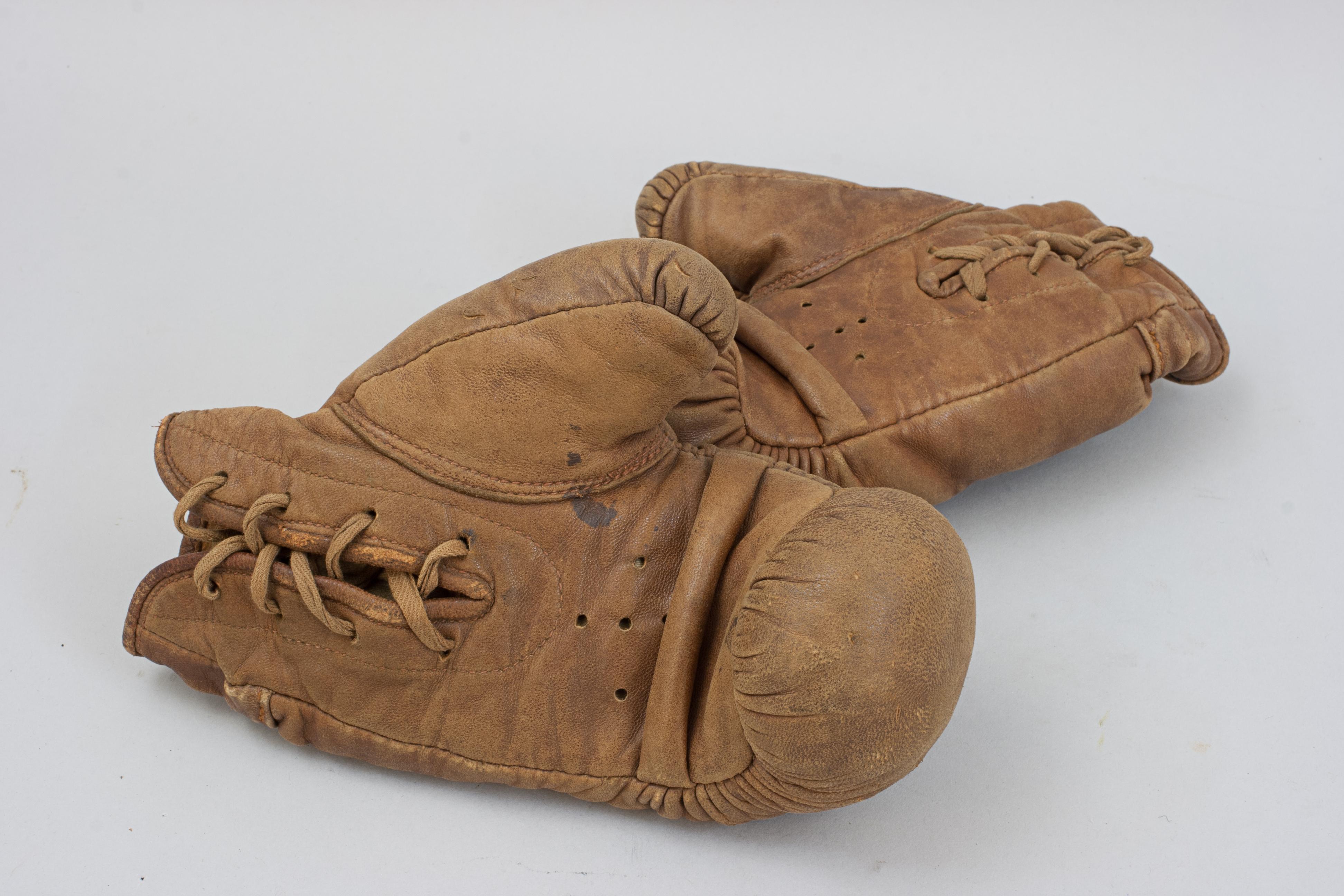 20ième siècle Paire de gants de boxe en cuir, Frank Bryan en vente