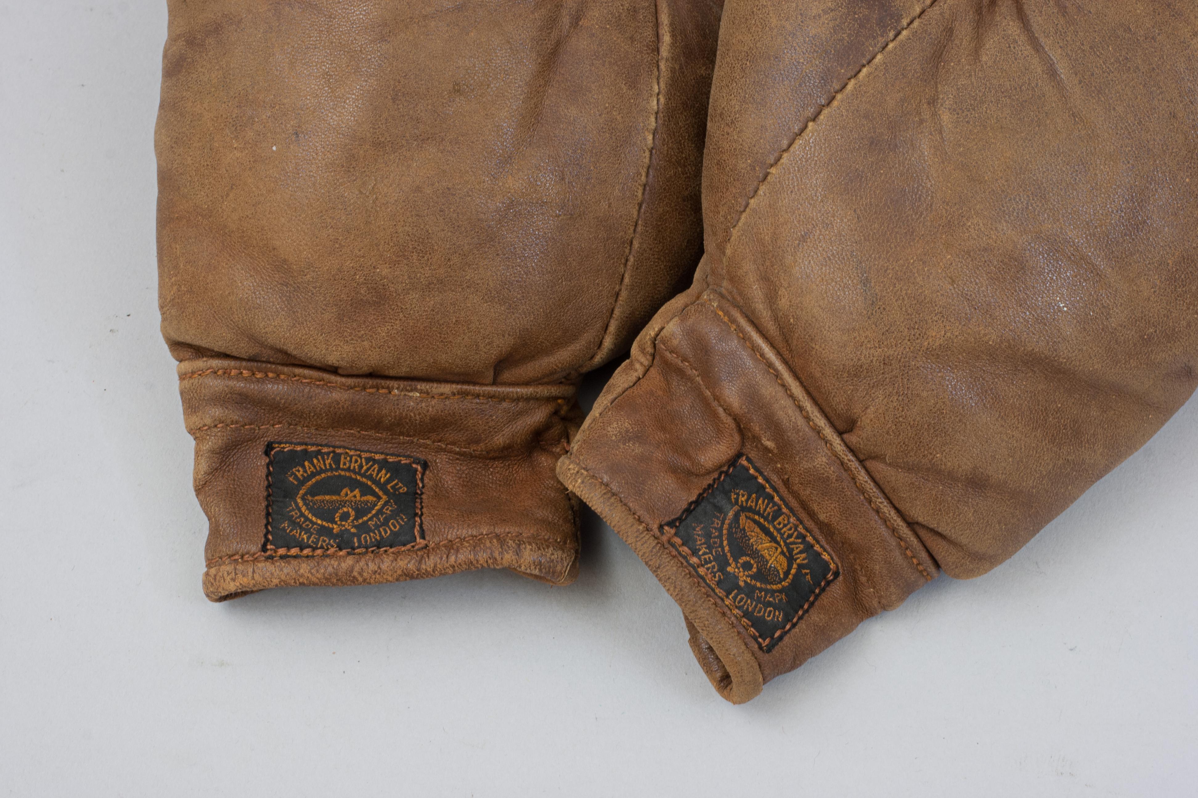 Cuir Paire de gants de boxe en cuir, Frank Bryan en vente
