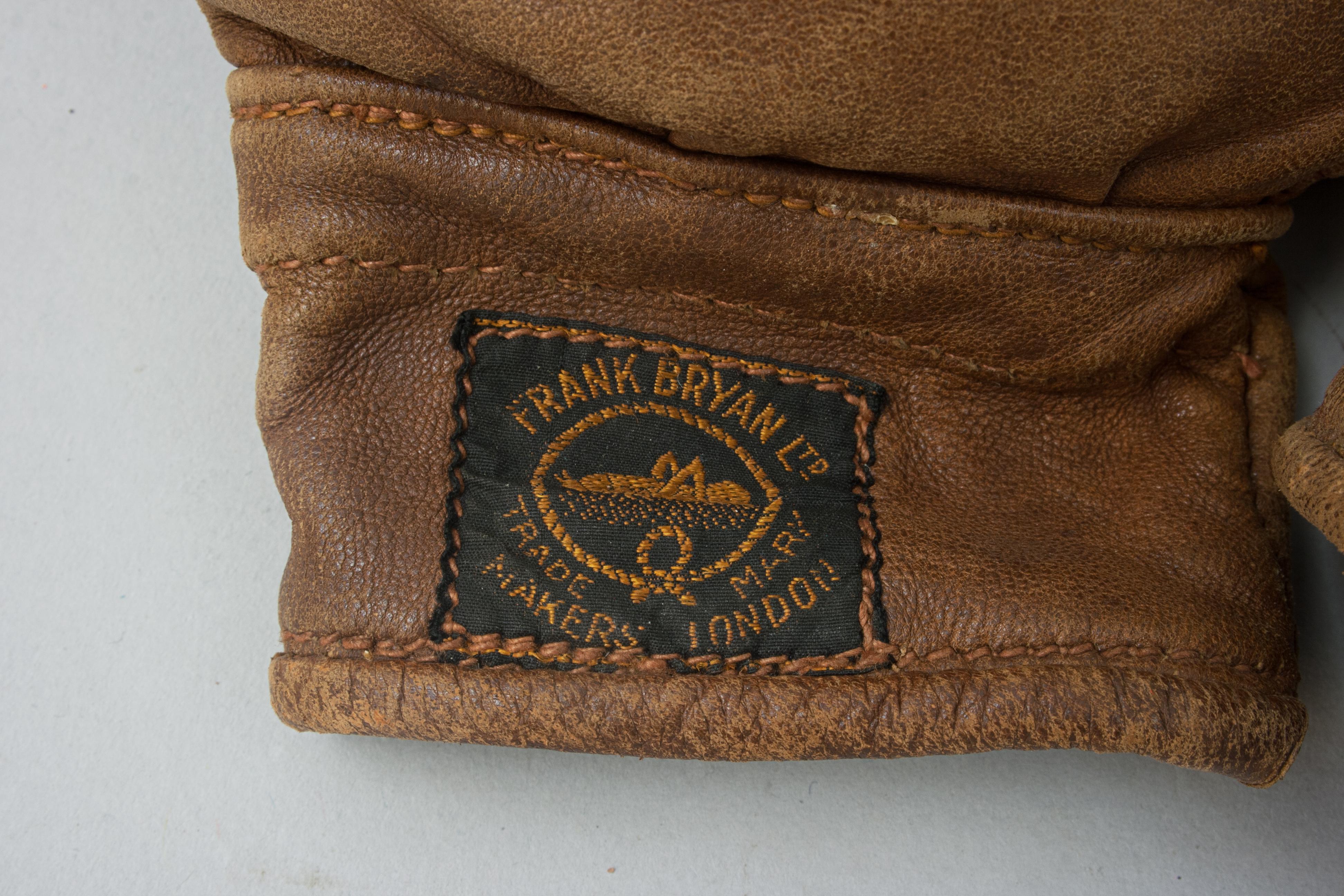 Paire de gants de boxe en cuir, Frank Bryan en vente 1