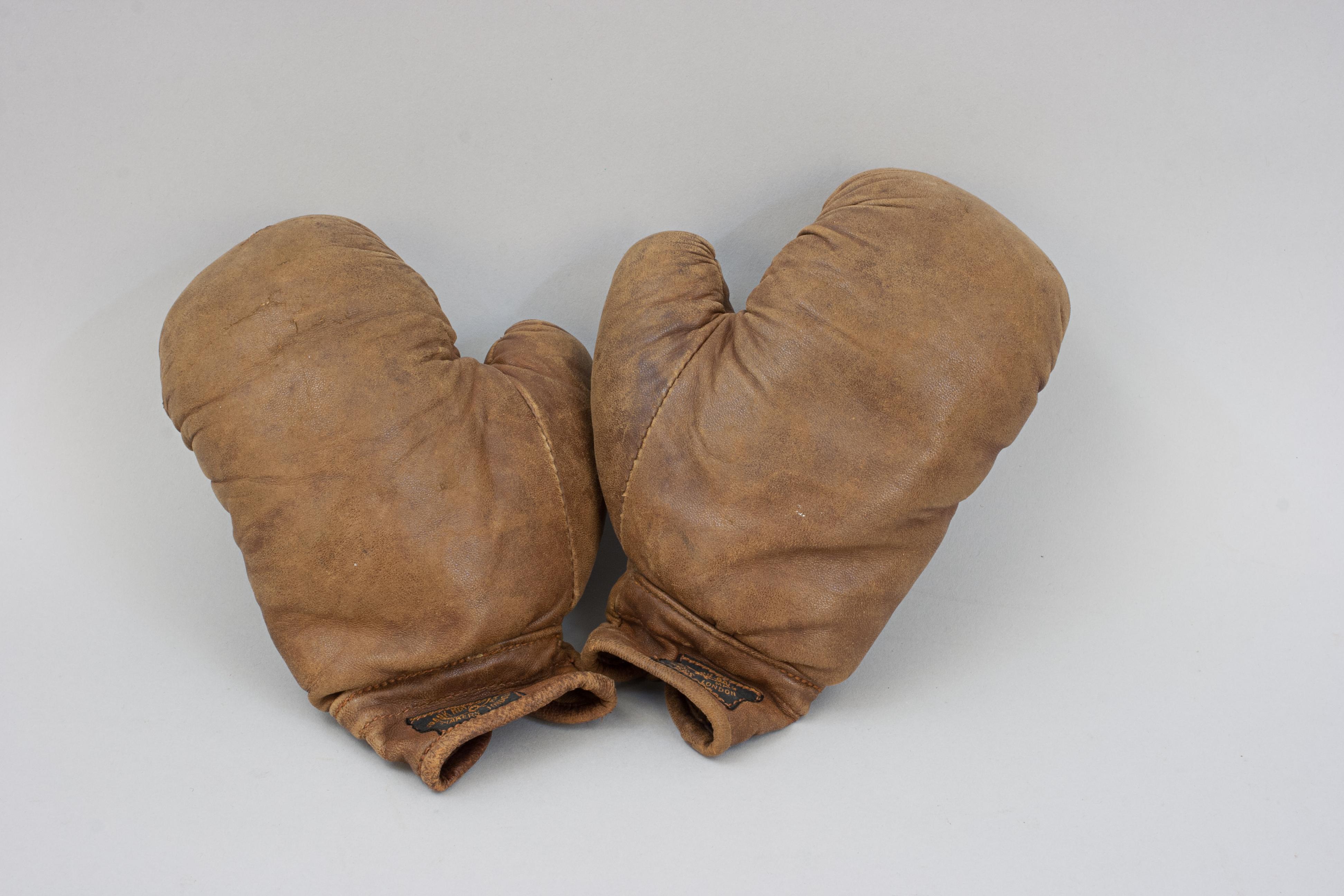 Paire de gants de boxe en cuir, Frank Bryan en vente 2