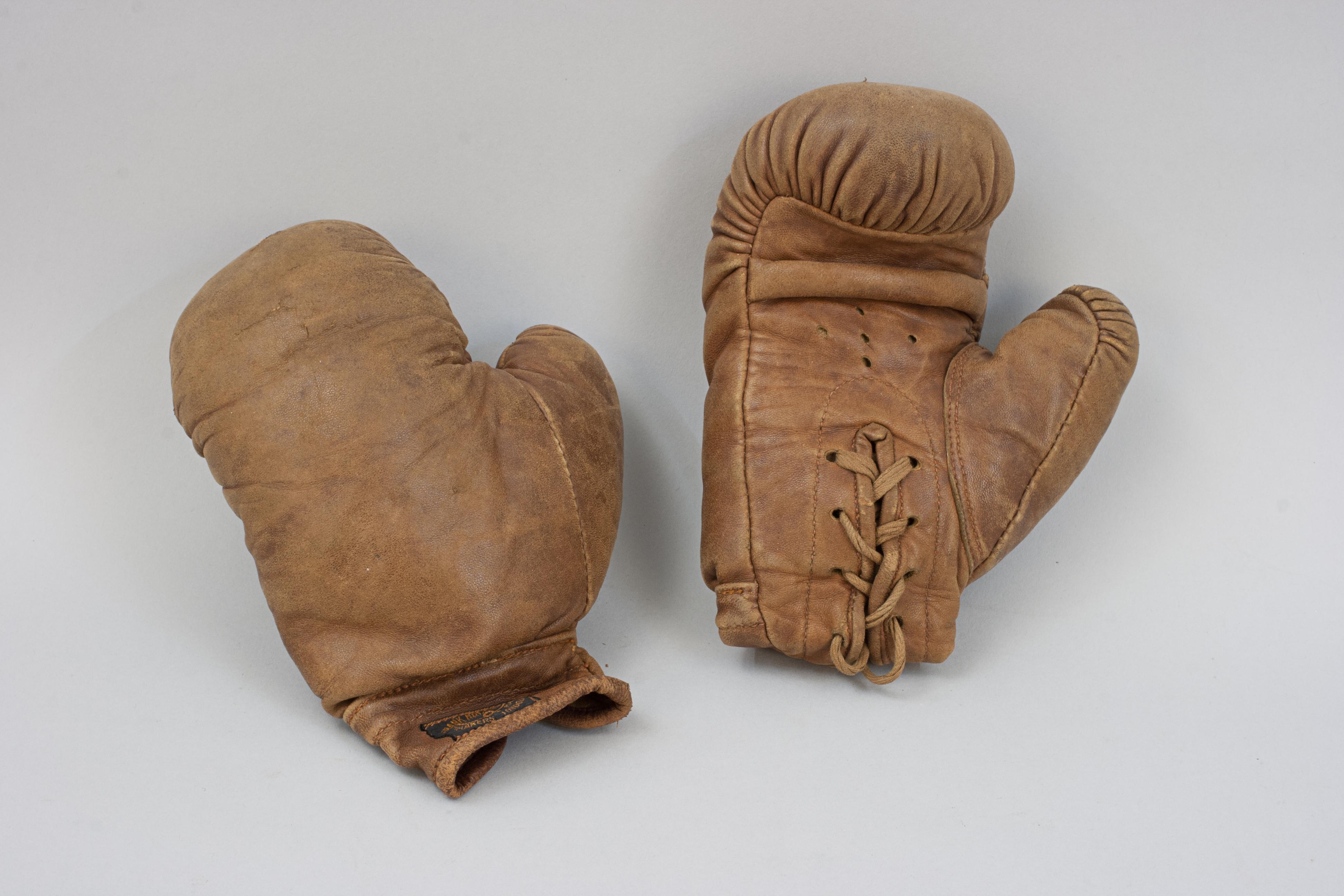 Paire de gants de boxe en cuir, Frank Bryan en vente 3