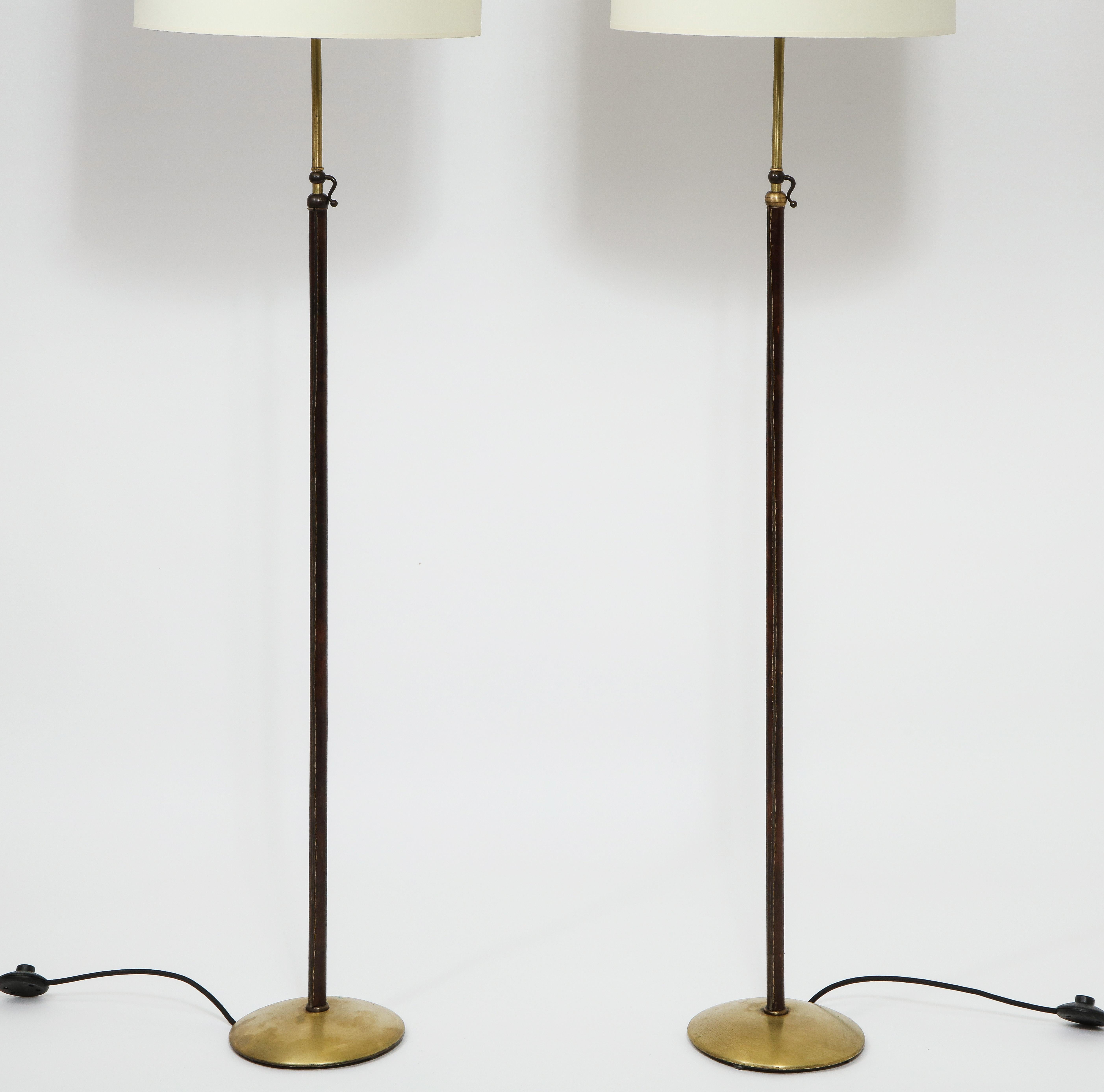 Mid-Century Modern Paire de lampadaires réglables en cuir et laiton par Jacques Adnet, France, années 1950 en vente