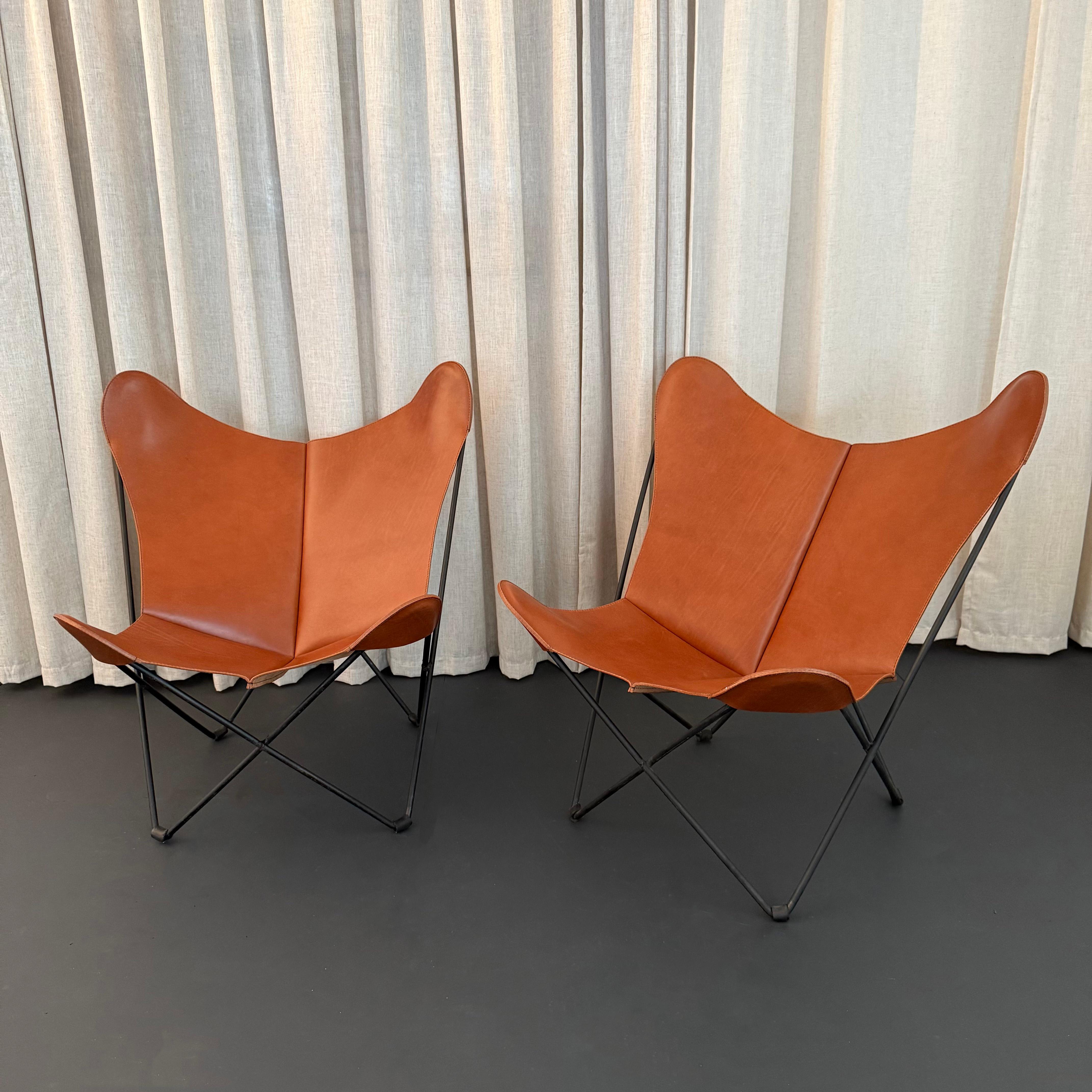 Dieses Paar der ikonischen BKF-Butterfly Loungesessel mit schmiedeeisernem Gestell von Jorge Ferrari-Hardoy für Knoll ist ein schlichtes, aber elegantes Design. Das Stuhlmodell Butterfly besteht aus einem offenen, sich kreuzenden, rohrförmigen