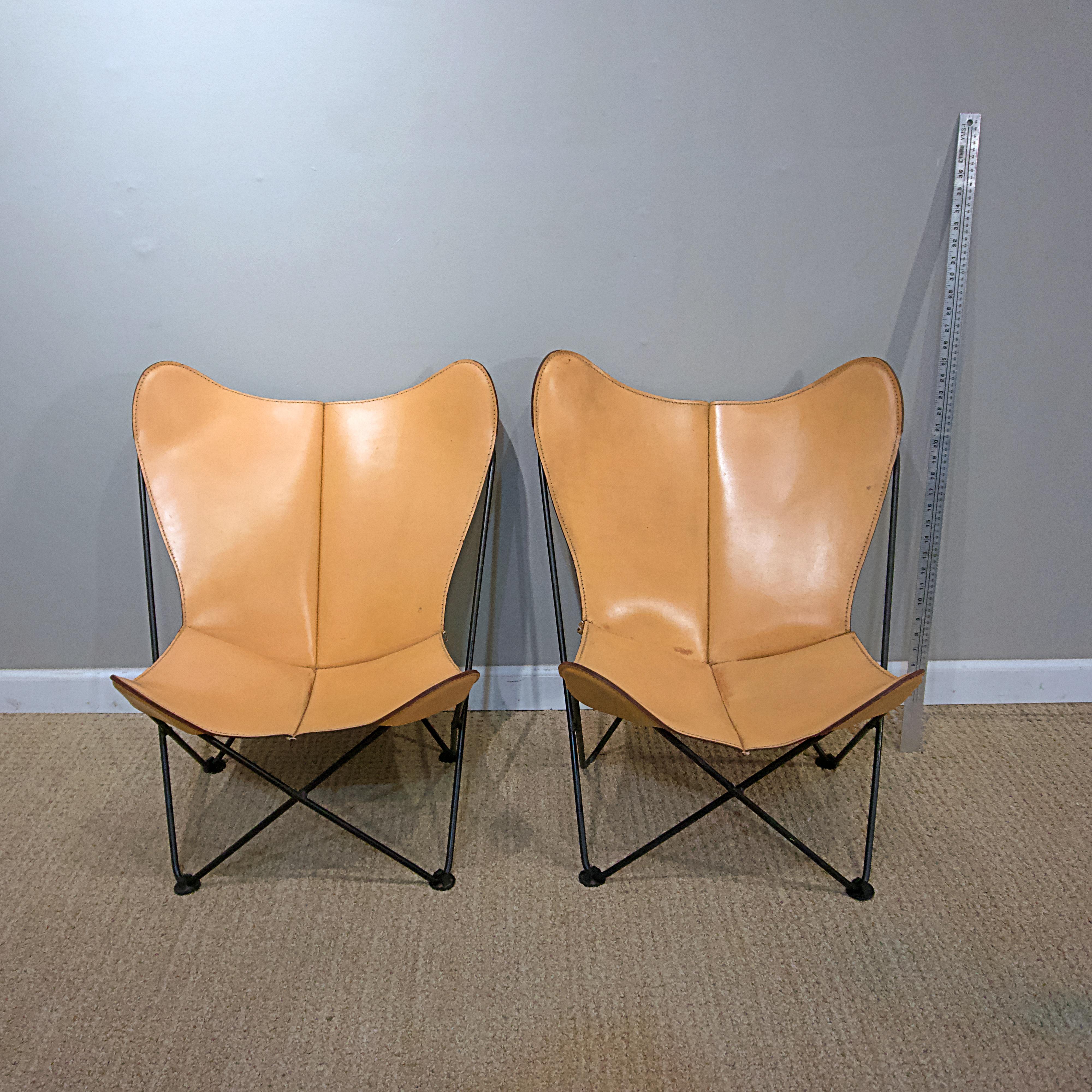 Jorge Ferrari-Hardoy : paire de fauteuils papillon en cuir.