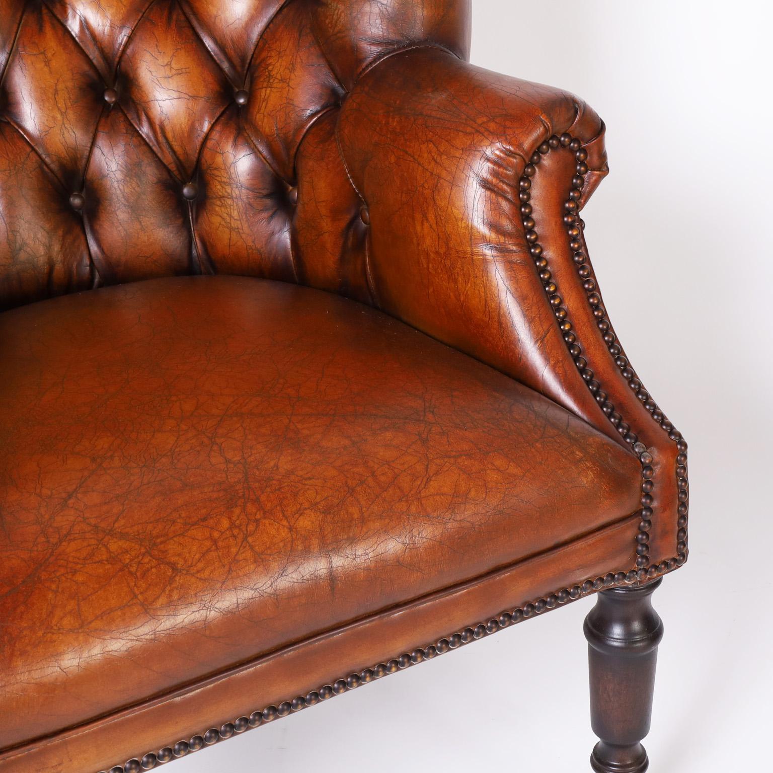 Fait main Paire de fauteuils de style colonial britannique à dossier en cuir touffeté de boutons en vente
