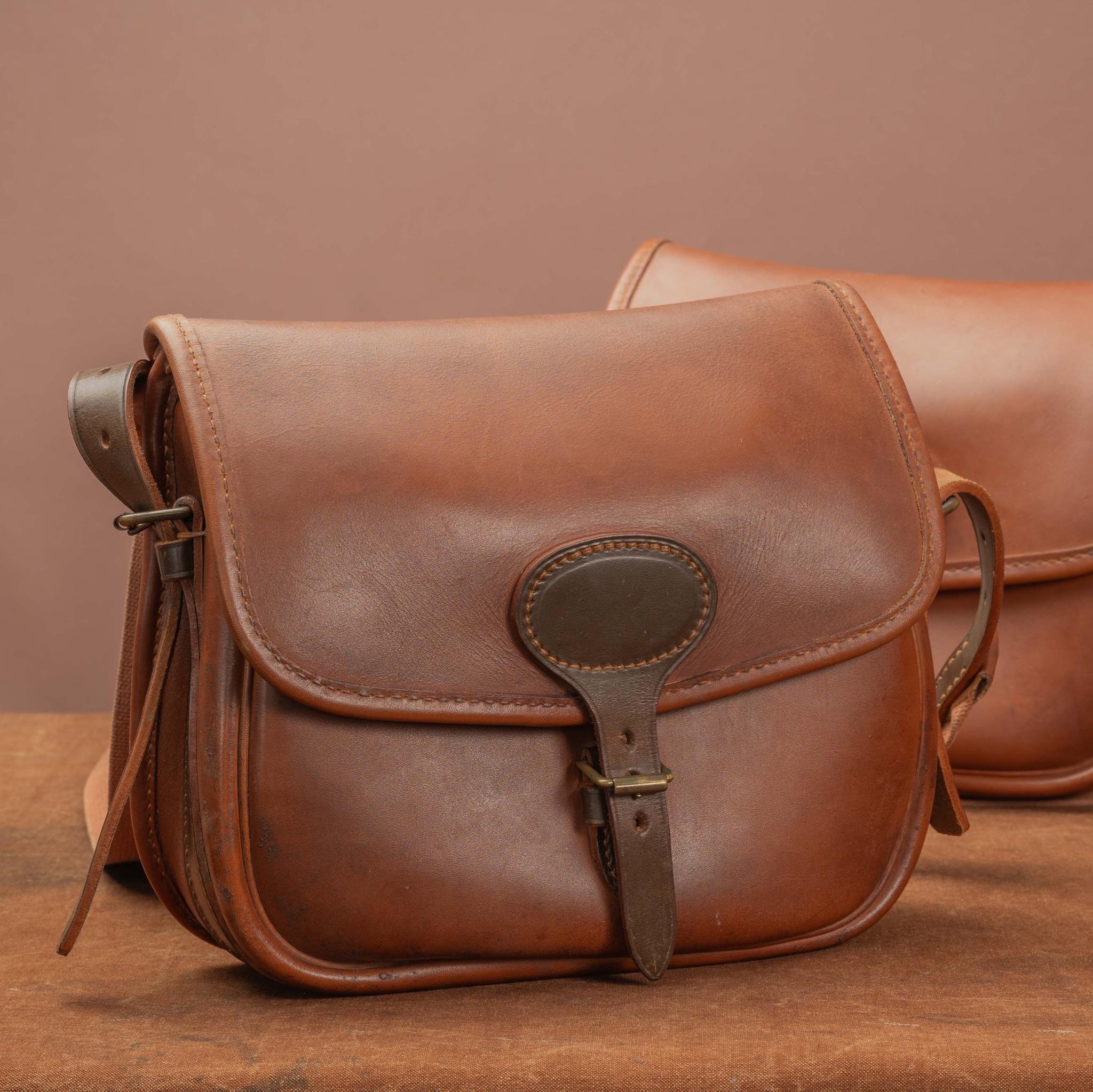 Paire de cartouchières en cuir inutilisées, conçues pour transporter 100 obus chacune. Vers 2000. Bonne qualité ; cuir robuste, doublure en daim, sangle en toile et en cuir et ferrures en laiton, sans usure à l'intérieur ou à l'extérieur et sans