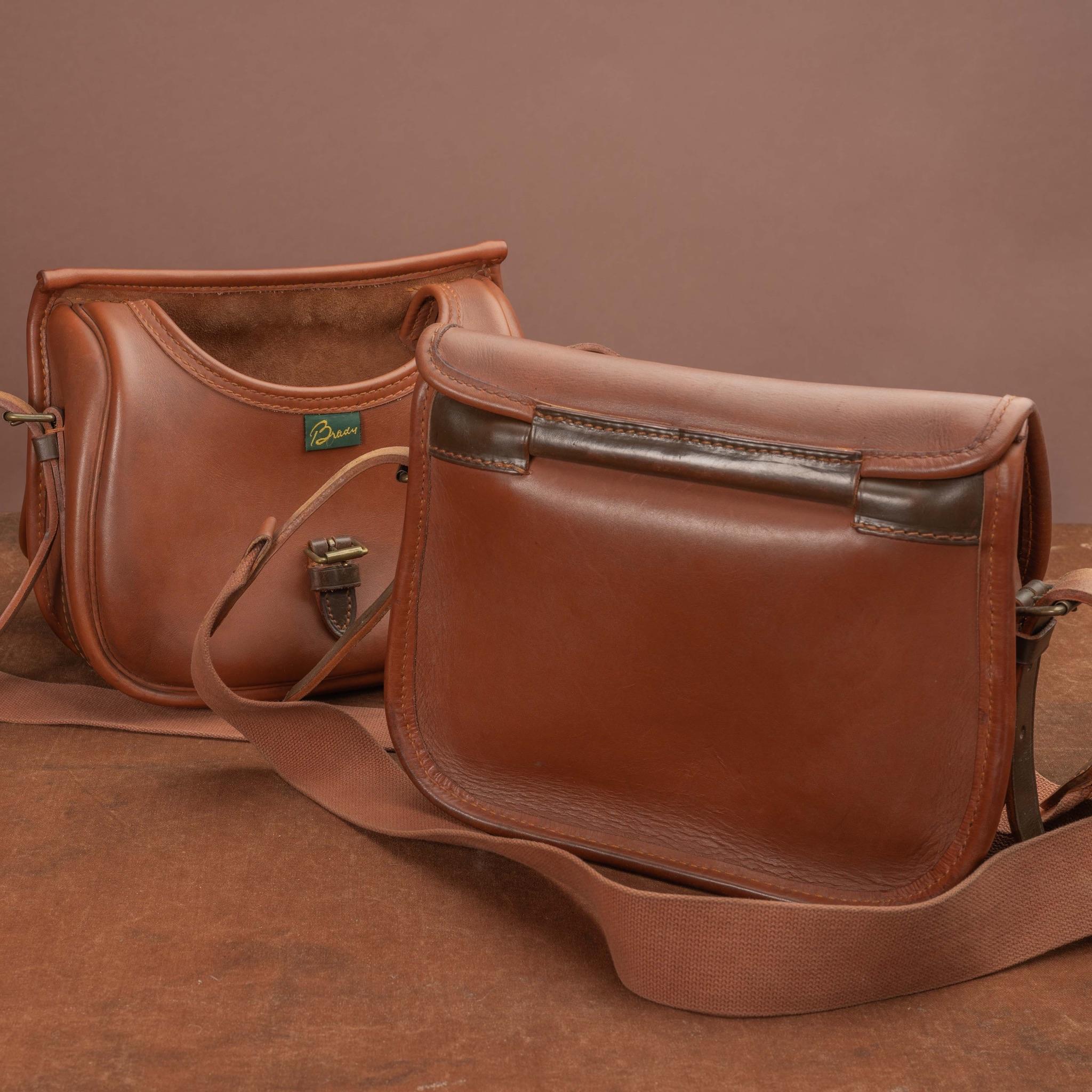 XXIe siècle et contemporain Paire de sacs à cartouches en cuir, vers 2000 en vente