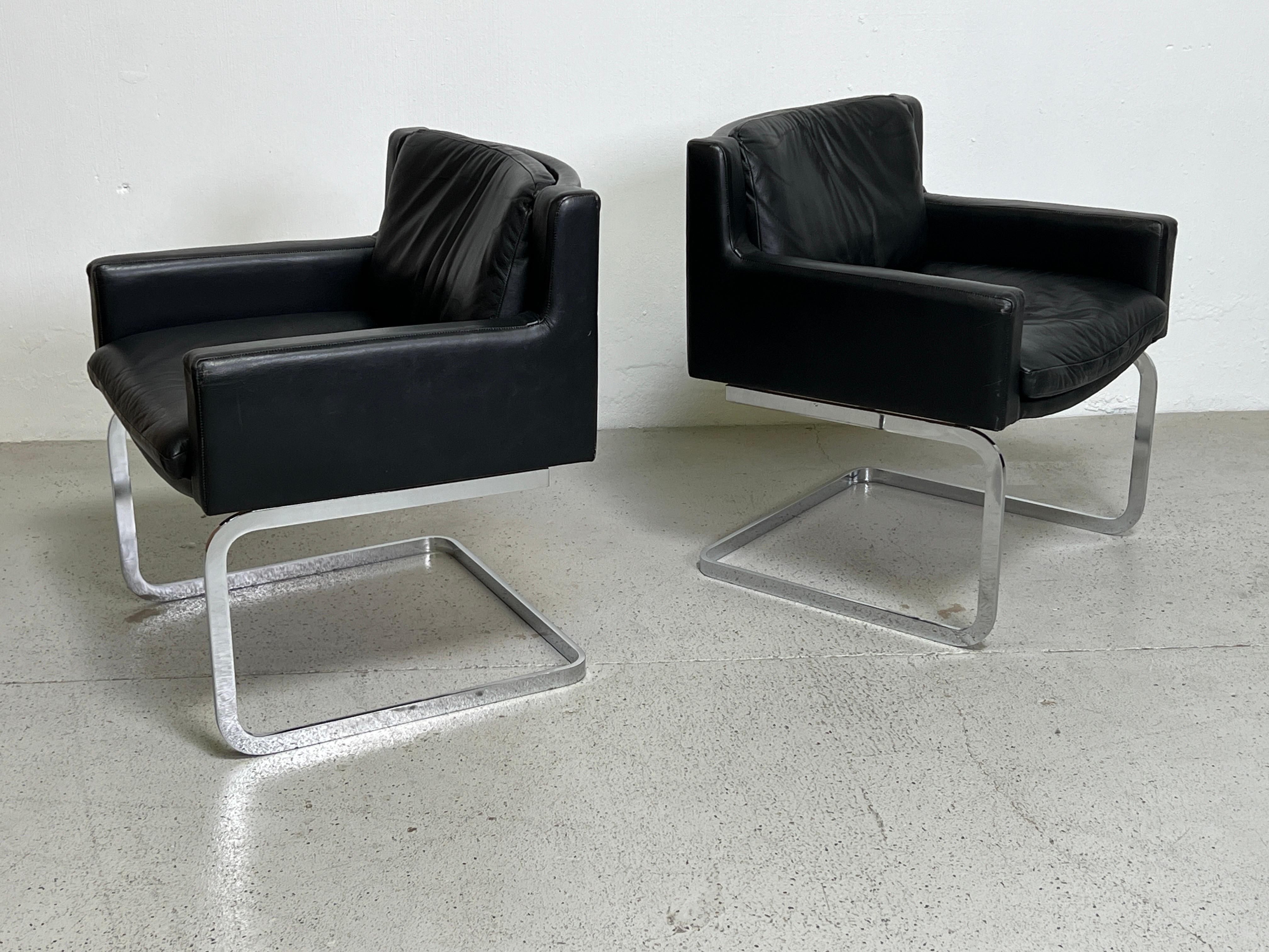 Paire de fauteuils en cuir avec bases chromées. Conçu par Robert Haussmann pour Stendig.