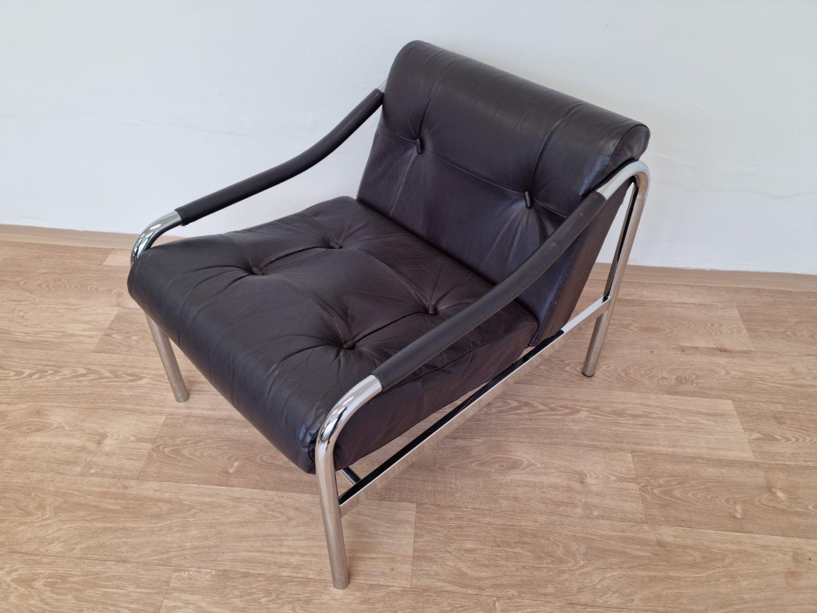 Mid-Century Modern Pair of Leather Chairs Designed by Tim Bates for Pieff, England, circa 1970s For Sale