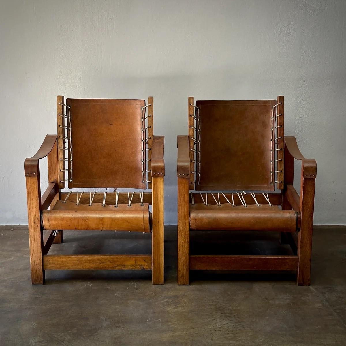 Queste sedie in pelle spagnole del 1920 mostrano una squisita maestria con le loro robuste strutture in legno e l'esclusiva allacciatura in pelle. L'interazione tra la pelle tesa e il legno massiccio è sinonimo di un'estetica rustica ma raffinata,