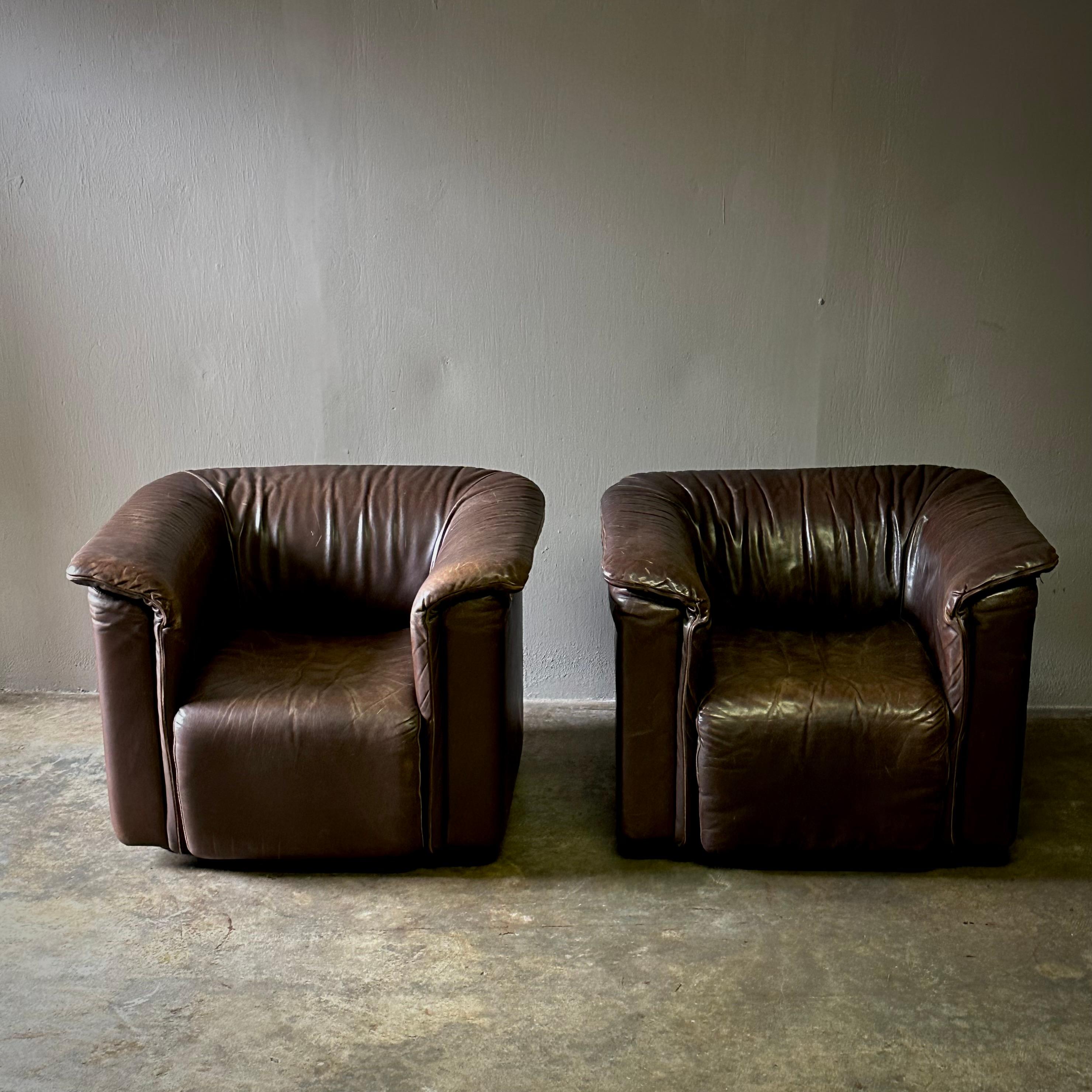 Pair of Leather Chairs In Good Condition For Sale In Los Angeles, CA