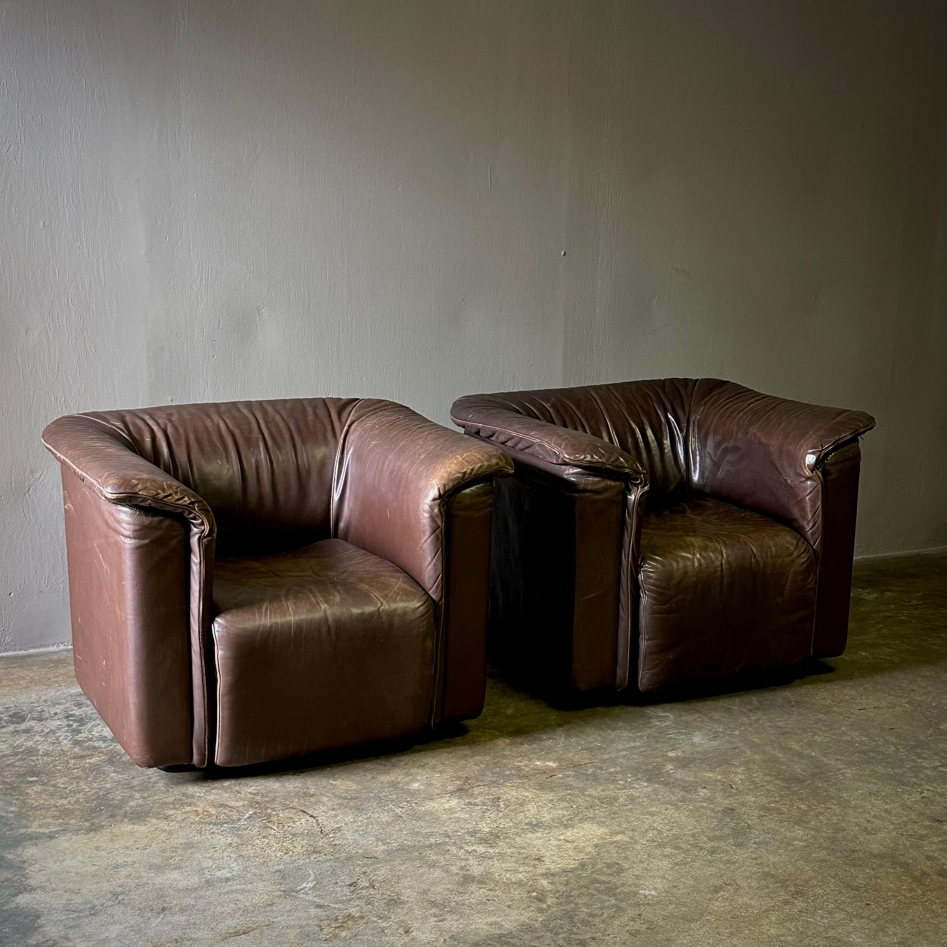 Late 20th Century Pair of Leather Chairs For Sale