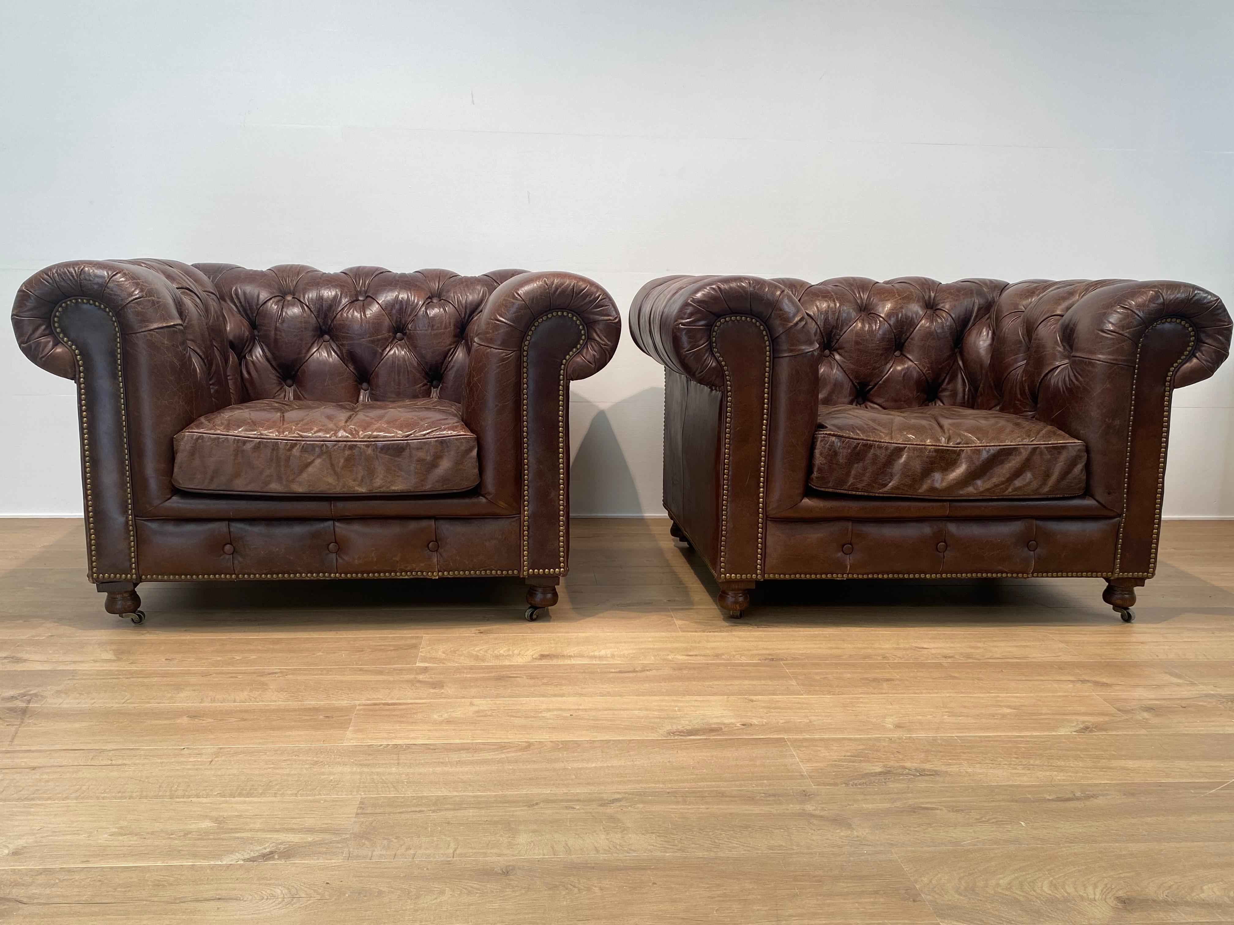 Schönes Paar englischer Chesterfield Club Chairs aus Leder,
ein klassischer Chesterfield-Sessel von John Lewis mit sanft geschwungenen Armlehnen und Knöpfen, in der Farbe Antique Whiskey,
sehr bequemes Sitzen, die Stühle sind in einem perfekten